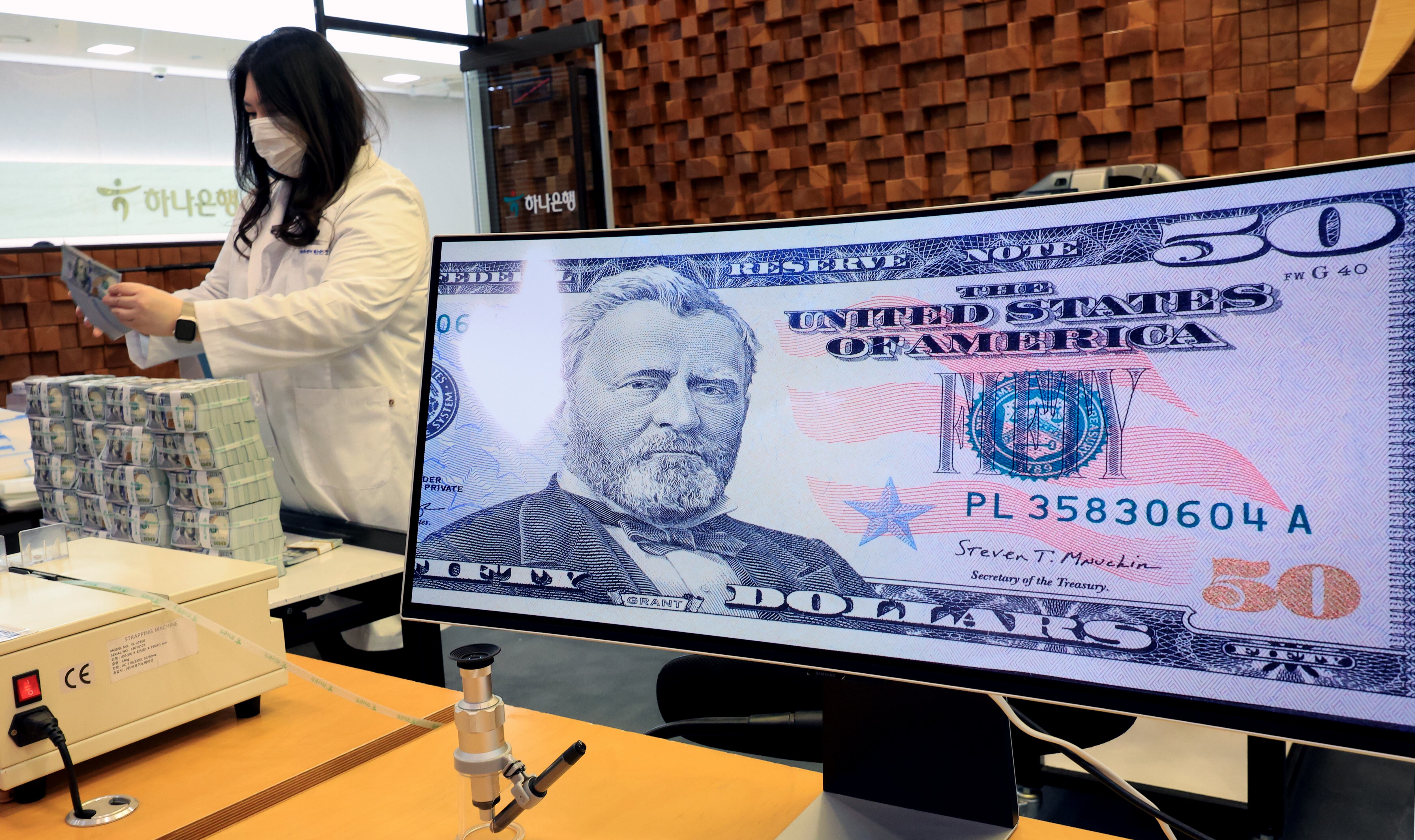 서울 중구 하나은행 본점 위변조센터에서 직원이 달러를 정리하고 있다. /뉴스1