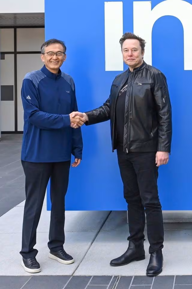 인텔이 최근 엑스(X) 계정에 올린 사진. 립부 탄 인텔 최고경영자(CEO)와 일론 머스크 테슬라 CEO가 악수하고 있다./X 캡처