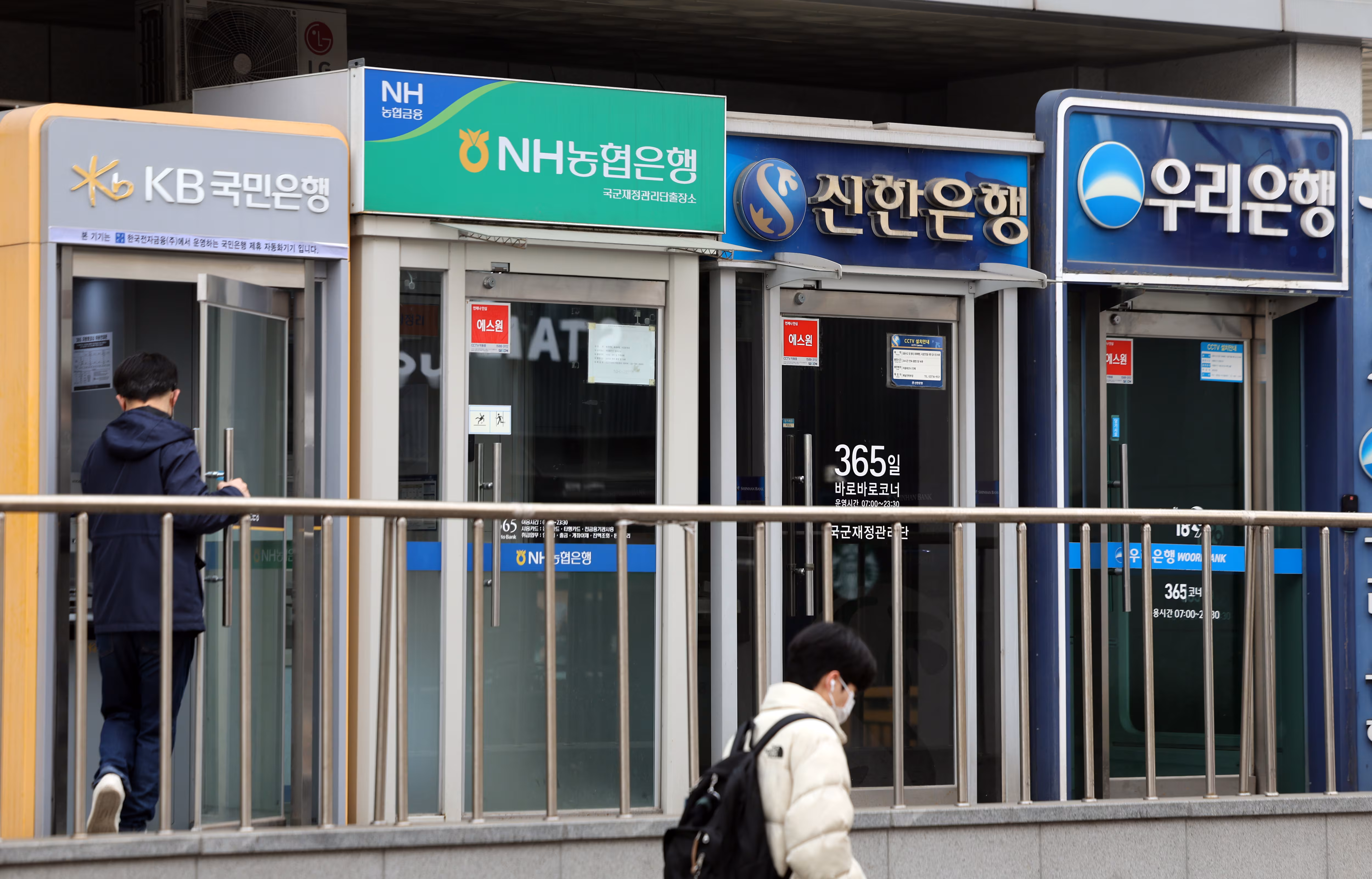 서울 시내 은행 ATM기 앞으로 시민들이 지나가고 있다. 2026.2.22 ⓒ 뉴스1 황기선 기자