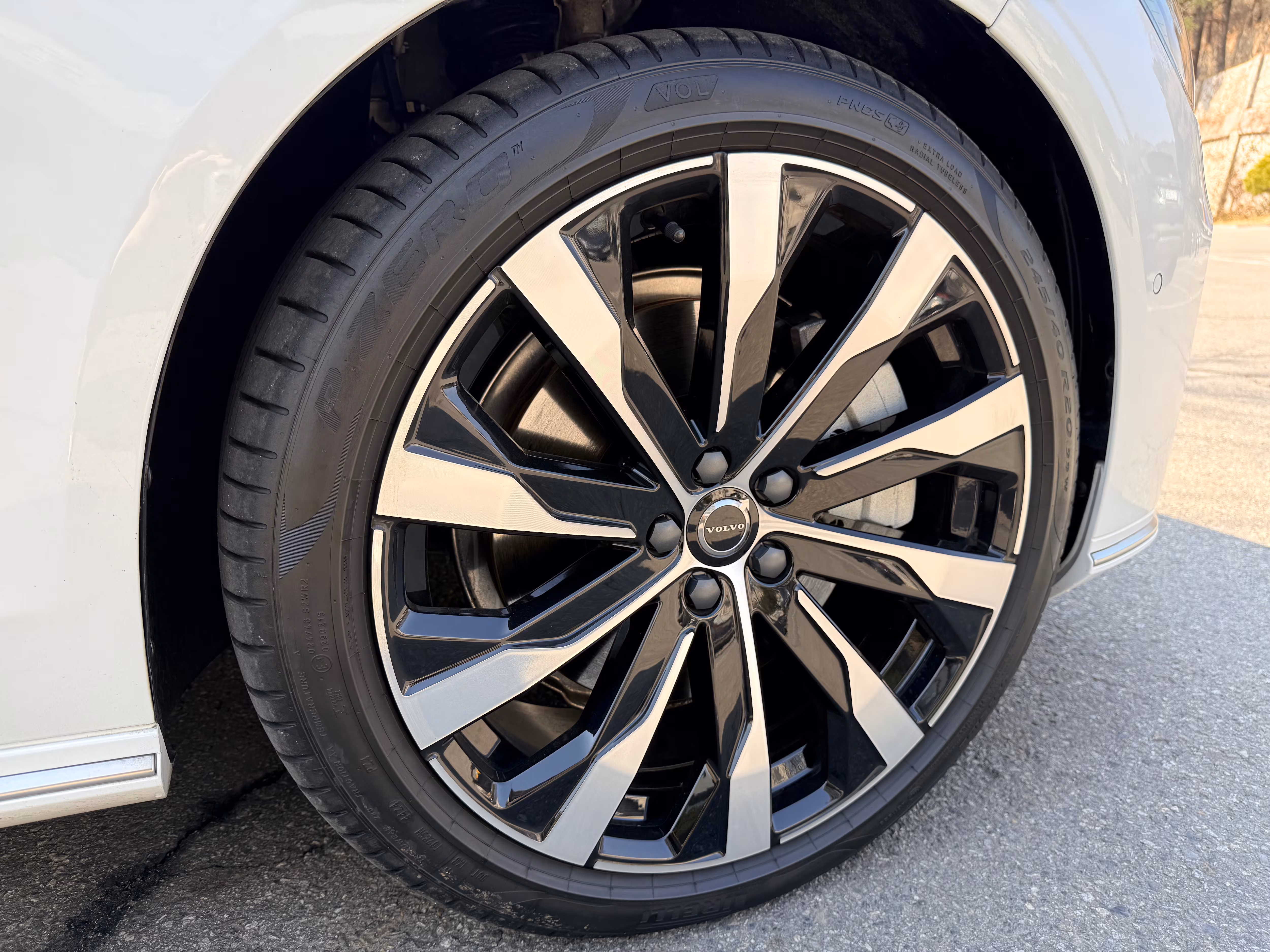 볼보자동차 준대형 세단 'S90' 플러그인 하이브리드(T8)의 휠./이윤정 기자