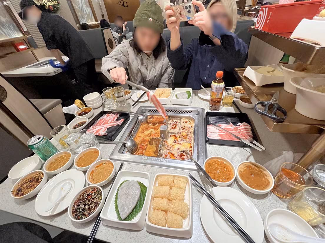 훠궈 전문점 하이디라오를 방문한 20대 소비자들이 한 상을 차려 식사를 하고 있다./독자 제공