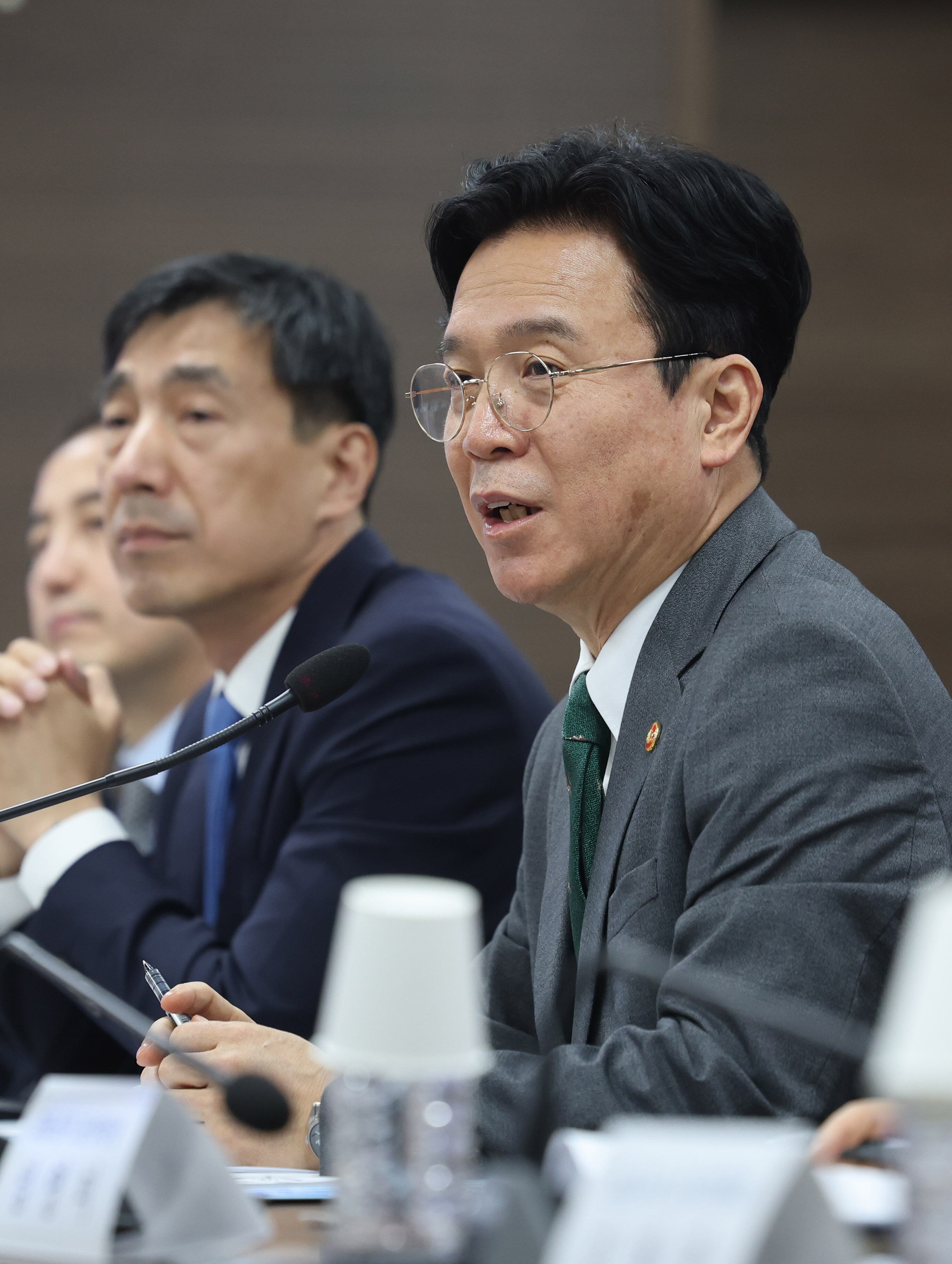 김영훈 고용노동부 장관(사진 오른쪽)./뉴스1