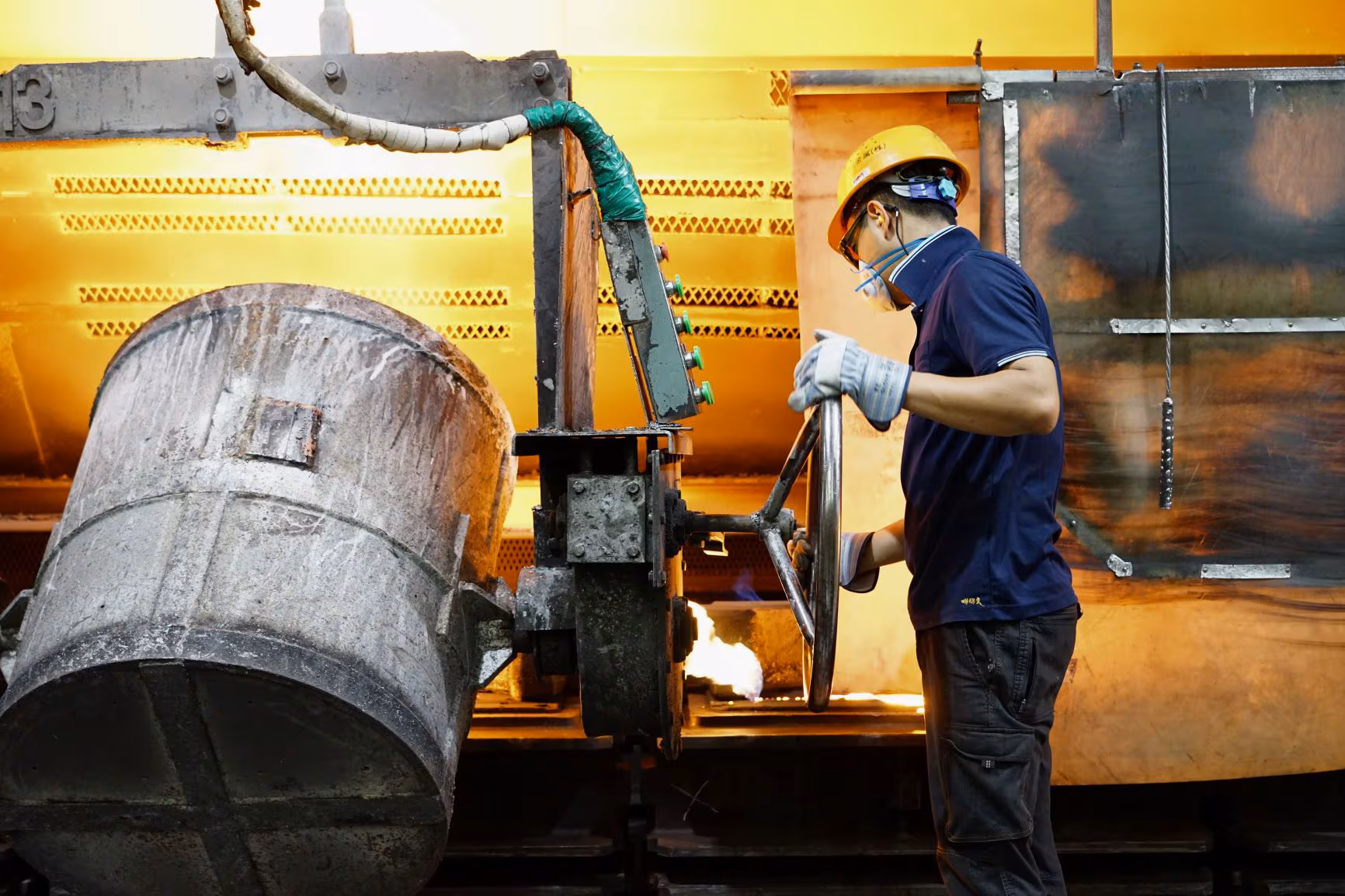 대구시 달성군의 대동금속 제1공장에서 작업자가 디젤 엔진의 주요 부품인 실린더 블록 제조를 위해 주물 형틀에 쇳물을 붓고 있다. /대동금속 제공