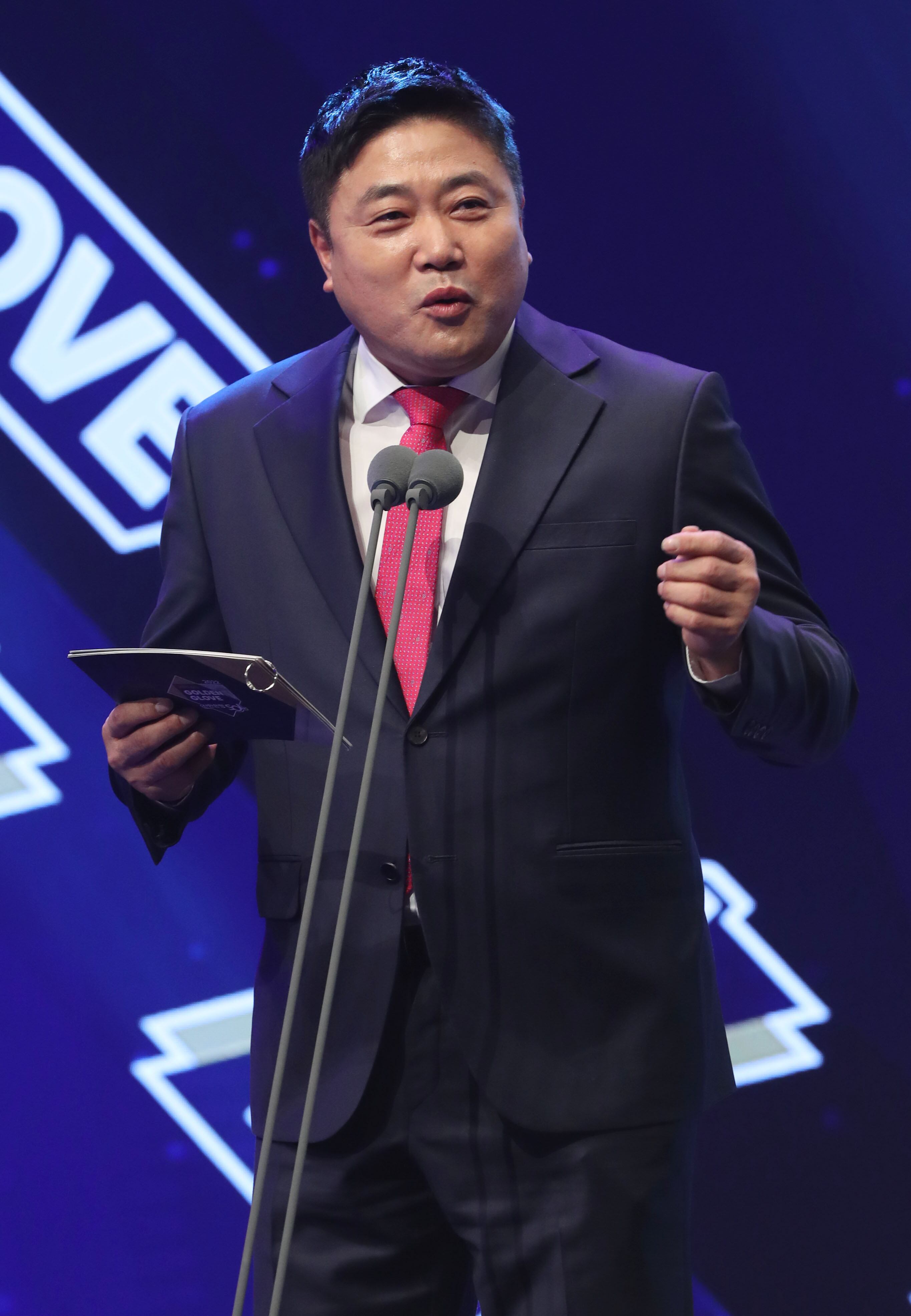 양준혁 전 삼성선수가 2022 신한은행 SOL KBO 골든글러브 시상식에서 시상을 하고 있다./뉴스1