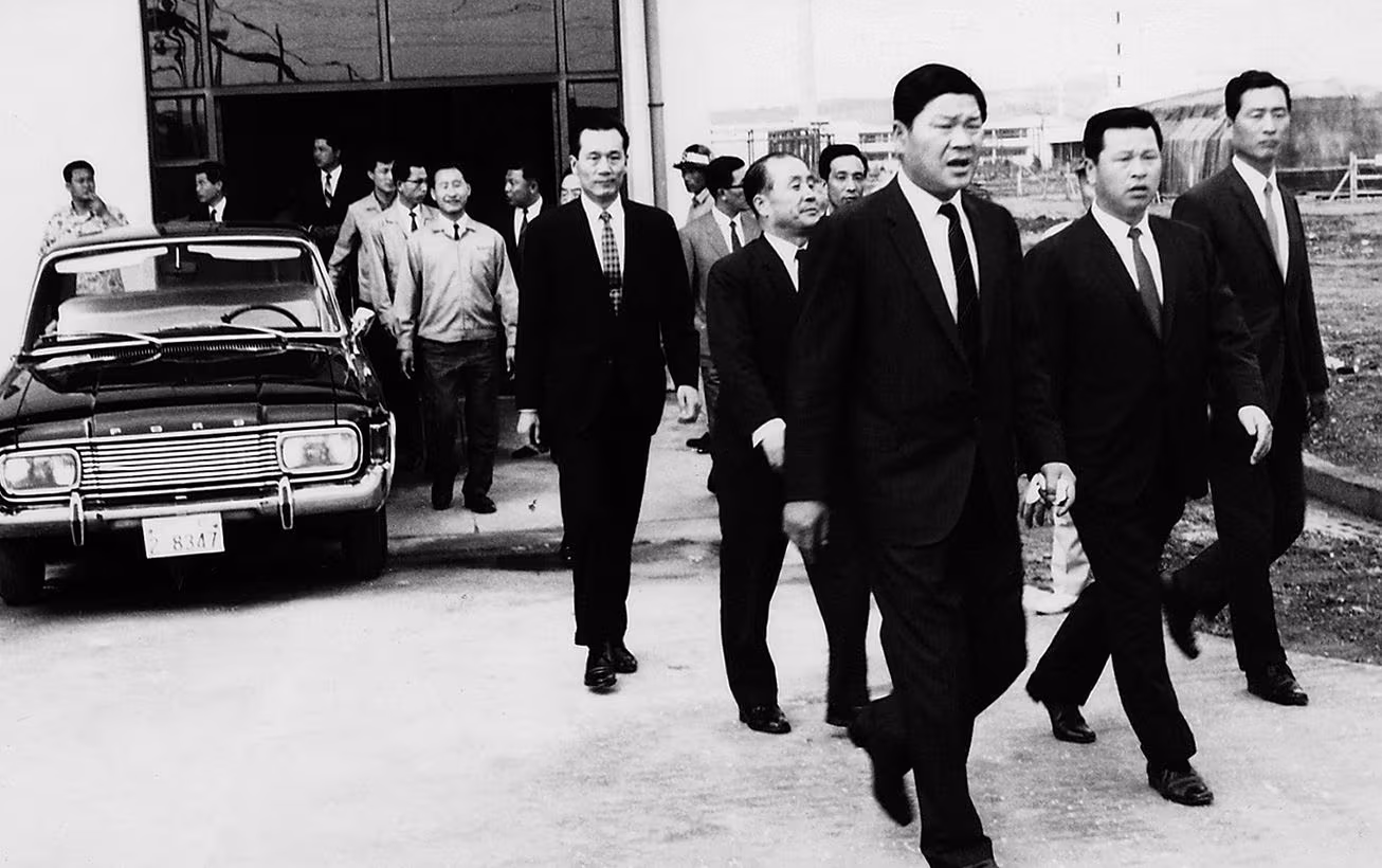 1969년 폴리에스터 원사 공장 준공식에 참석한 최종건 창업회장과 최종현 선대회장의 모습. / SK 제공