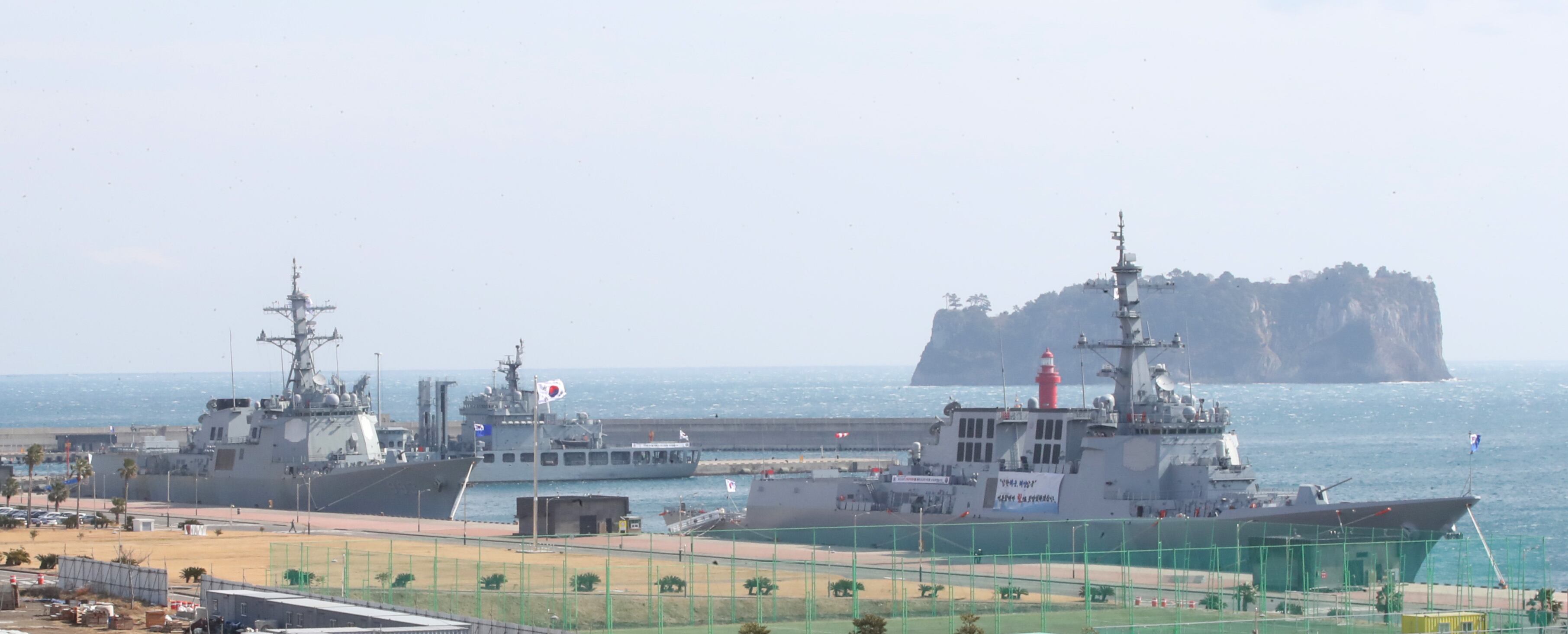 제주 서귀포시 강정동 제주해군기지에 정박한 해군의 최신예 이지스 구축함 정조대왕함. /뉴스1