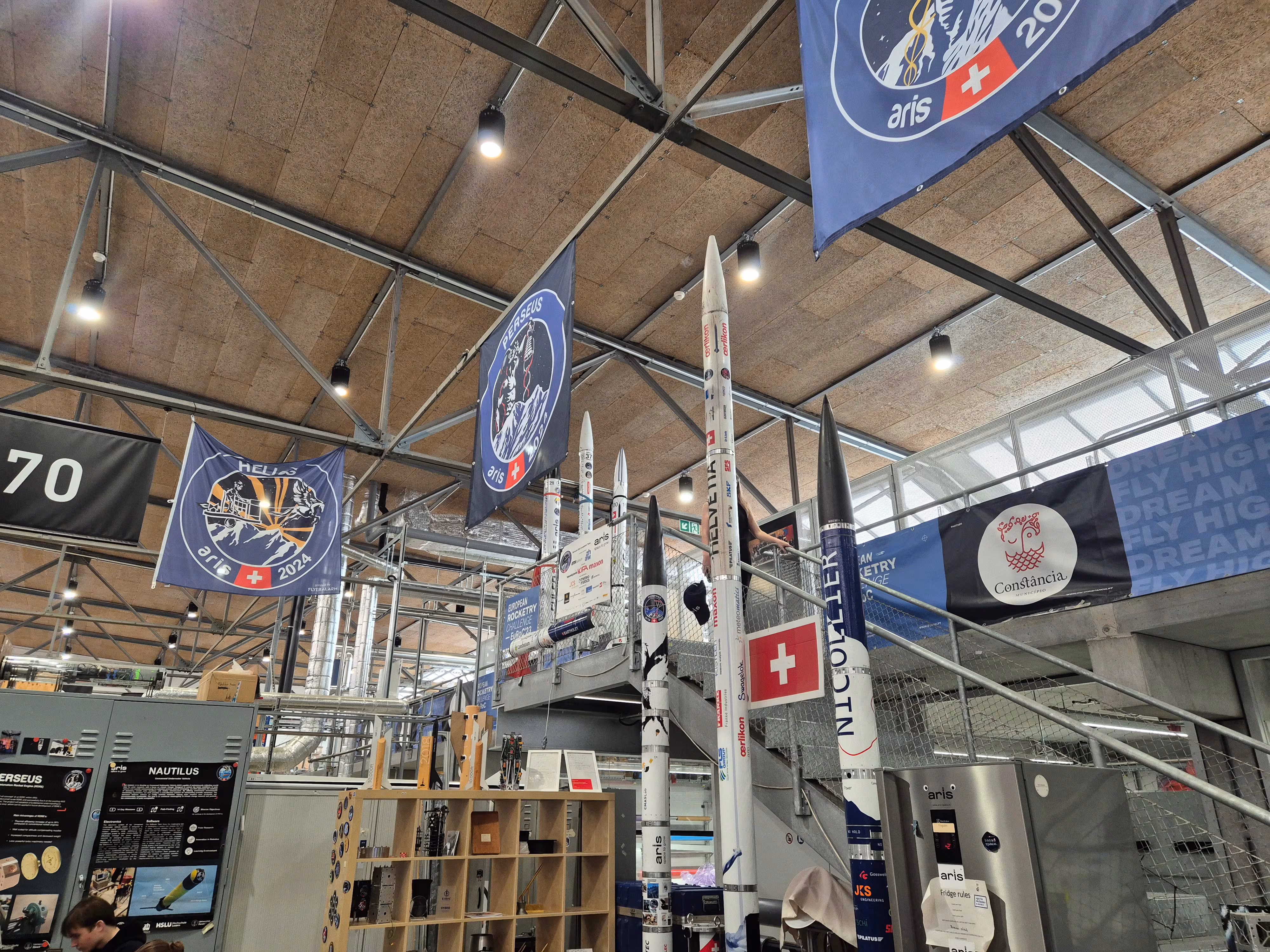 지난 3월23일(현지 시각) 스위스 뒤벤도르프 스위스 이노베이션 파크 취리히 내 위치한 ‘스페이스 허브’ 건물 내부. ‘유럽의 MIT’로 불리는 취리히 연방 공과대(ETH) 소속 우주공학 학생 단체 ARIS가 개발한 로켓들이 진열돼 있다. / 김송이 기자