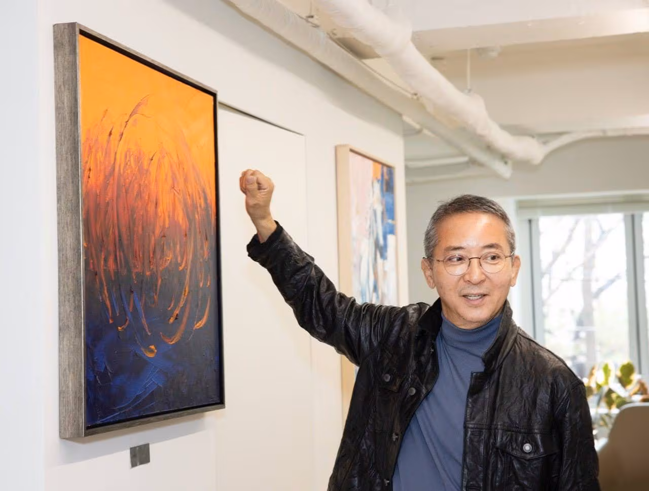 자신의 인생을 회고하며 직접 그린 추상화. 지금은 따뜻한 주황색 부근에 가 있다고./사진=김흥구