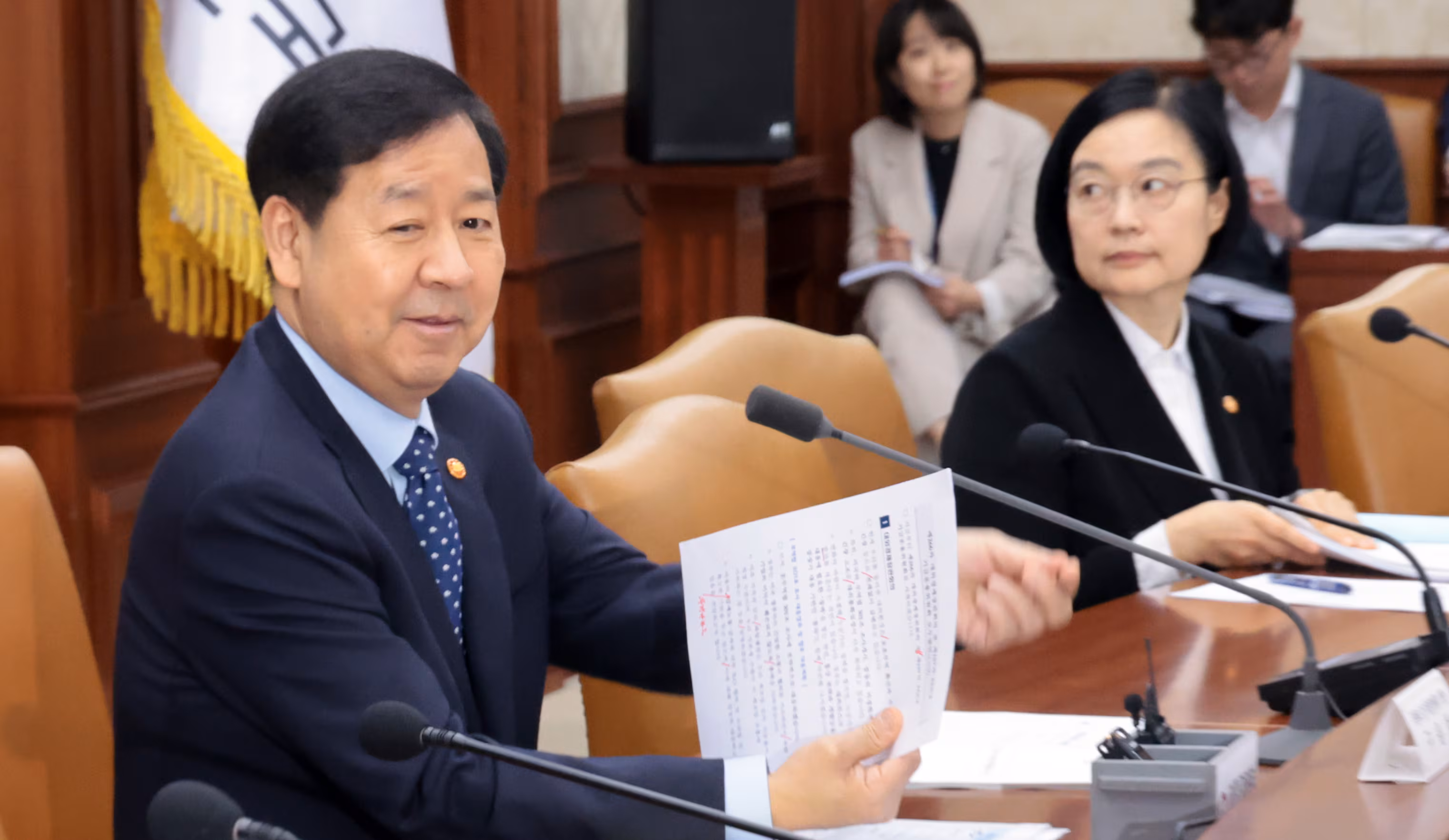 구윤철 경제부총리 겸 재정경제부 장관이 13일 서울 종로구 세종대로 정부서울청사에서 열린 대외경제 장관회의 및 EDCF 기금운용위원회에서 자료를 살펴보고 있다. /뉴스1