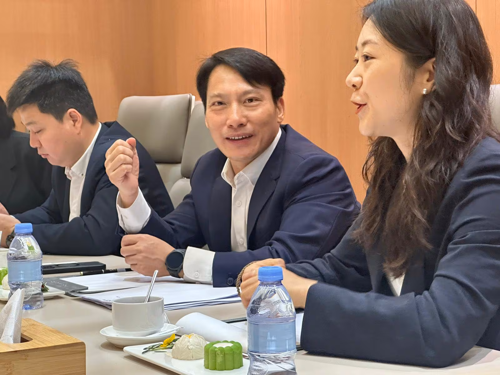 아킨 리(가운데) CATL 부사장 25일 중국 베이징 중국국제전람센터 순의관에서 한국 취재진과 인터뷰를 가졌다. /CATL 제공