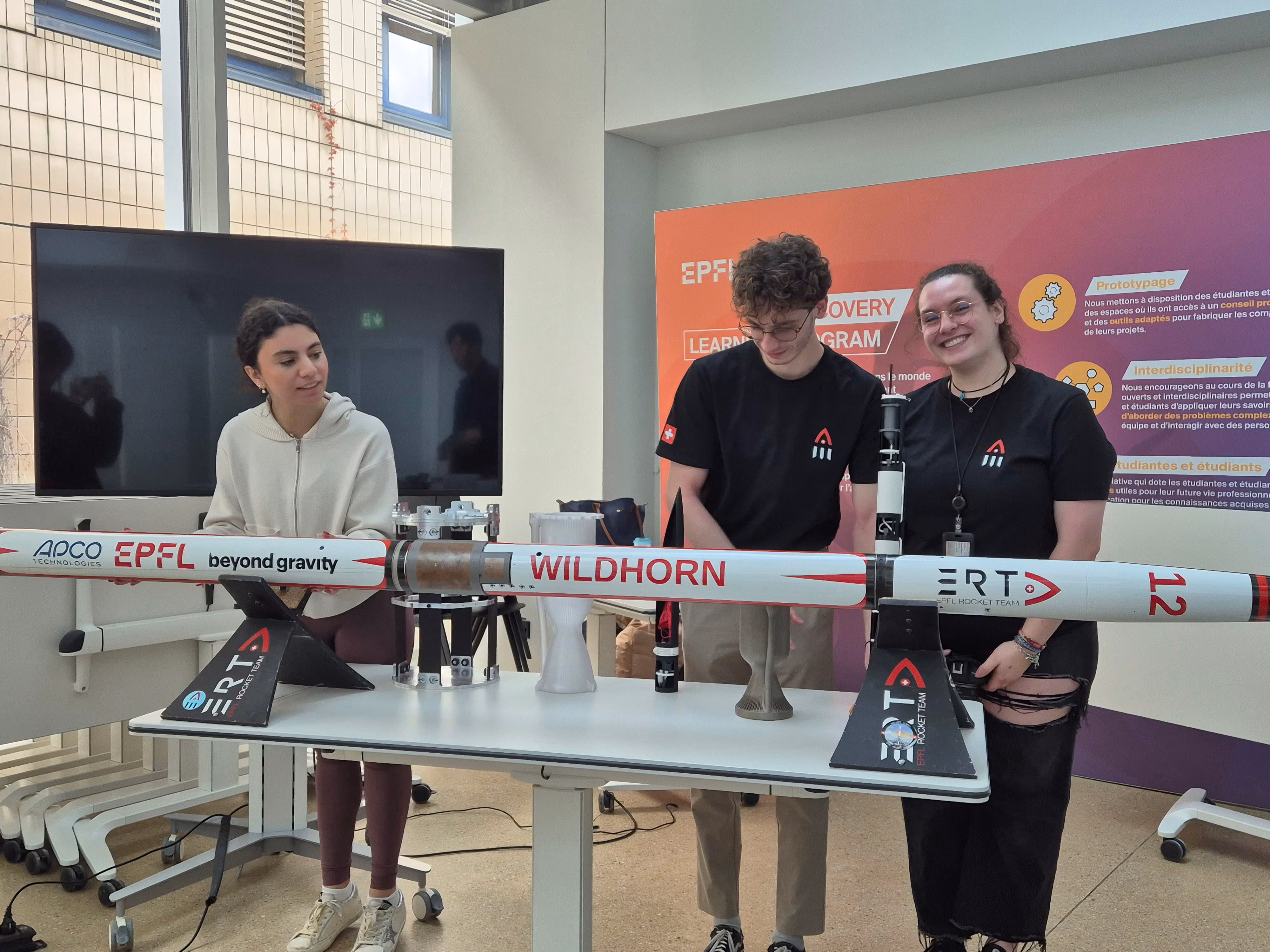 스위스 로잔연방공과대학교(EPFL)의 ‘MAKE 프로젝트’에 참여 중인 로켓 팀 학생들이 자신들이 만든 로켓 앞에 서 있다. / 김송이 기자