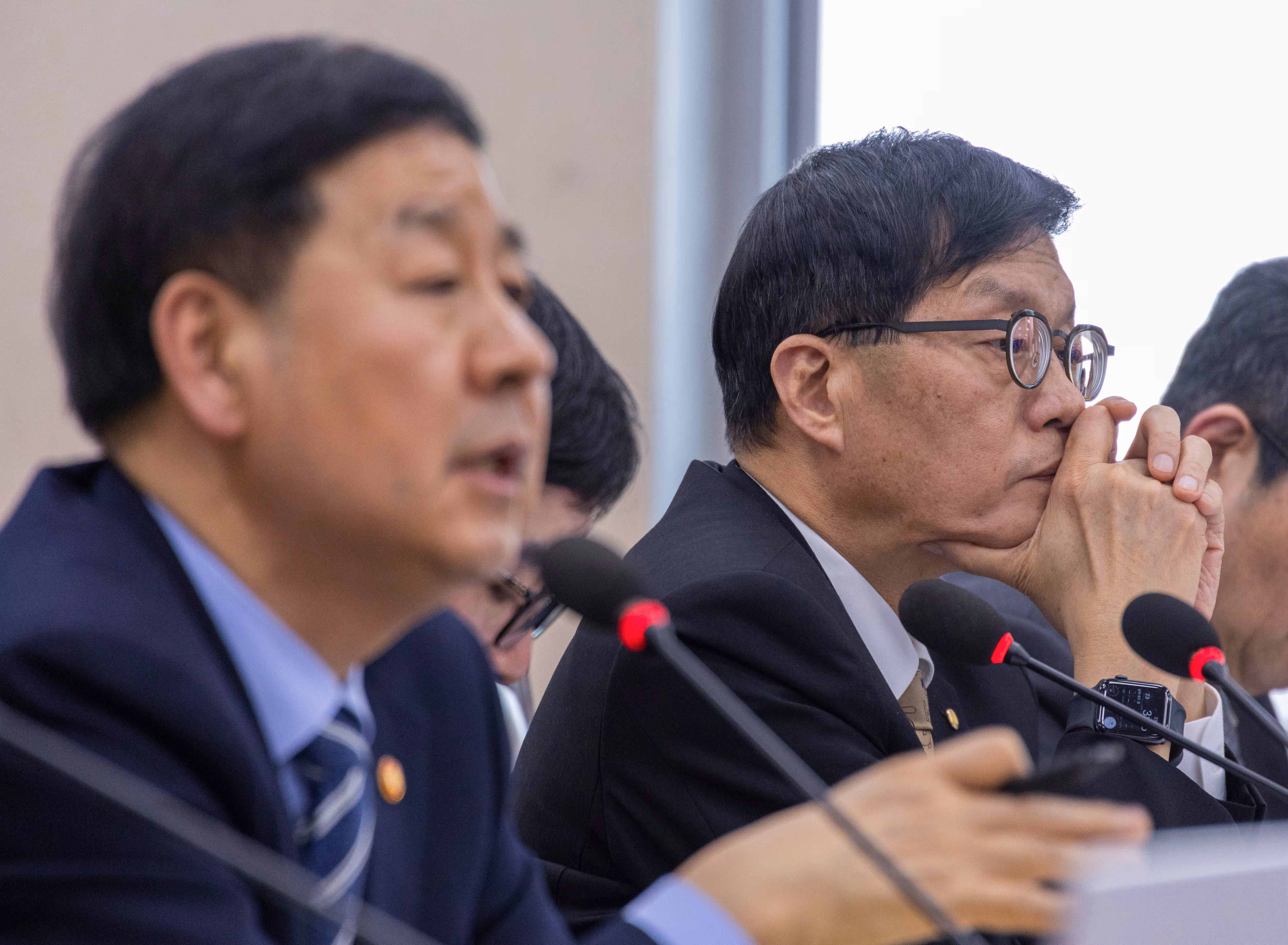 이창용 한국은행 총재가 지난 2월 23일 국회에서 열린 재정경제기획위원회 전체 회의에 출석해 의원 질의를 듣고 있다. /연합뉴스