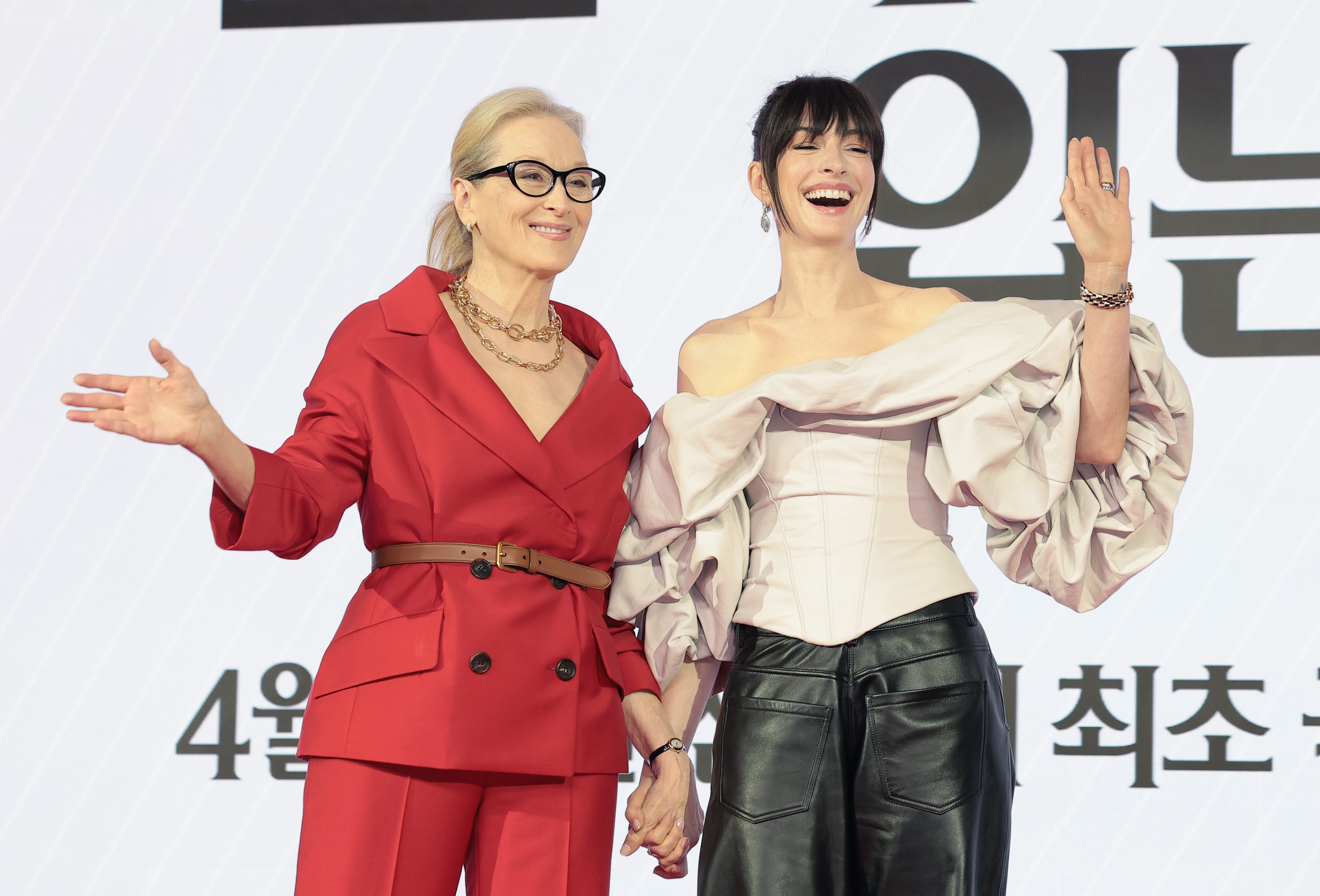 배우 메릴 스트립과 앤 헤서웨이(오른쪽)가 8일 서울 종로구 포시즌스 호텔 서울에서 열린 영화 '악마는 프라다를 입는다2' 기자간담회에서 포즈를 취하고 있다./뉴스1