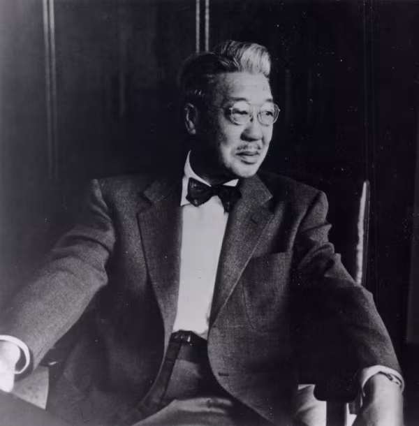 유일한(1895~1971).
9살에 홀로 미국 유학길에 오른 그는 미시간대를 졸업하고 현지에서 식품회사를 운영하며 성공한 사업가로 자리를 잡았다. 그러나 31살이던 1926년, 일제 치하의 조국으로 돌아와 제약회사 유한양행을 창업한다. 이후 그의 삶은 기업가, 독립운동가, 교육자라는 세 개의 축으로 동시에 전개된다. 
1919년 미국 필라델피아에서 열린 한인자유대회에서 결의문을 직접 작성·낭독했고, 1945년에는 50의 나이로 미 전략첩보국(OSS)의 비밀 침투작전에 공작원으로 자원했다. 국내 업계 최초로 회사 주식을 상장해 자본과 경영을 분리했고, 은퇴할 때는 자녀가 아닌 전문경영인에게 회사를 물려줬다. 세상을 떠날 때 재산은 전부 교육·사회 재단에 기증했다. 생전 침묵으로 독립운동 사실은 사후 연구자들에 의해 알려졌다.