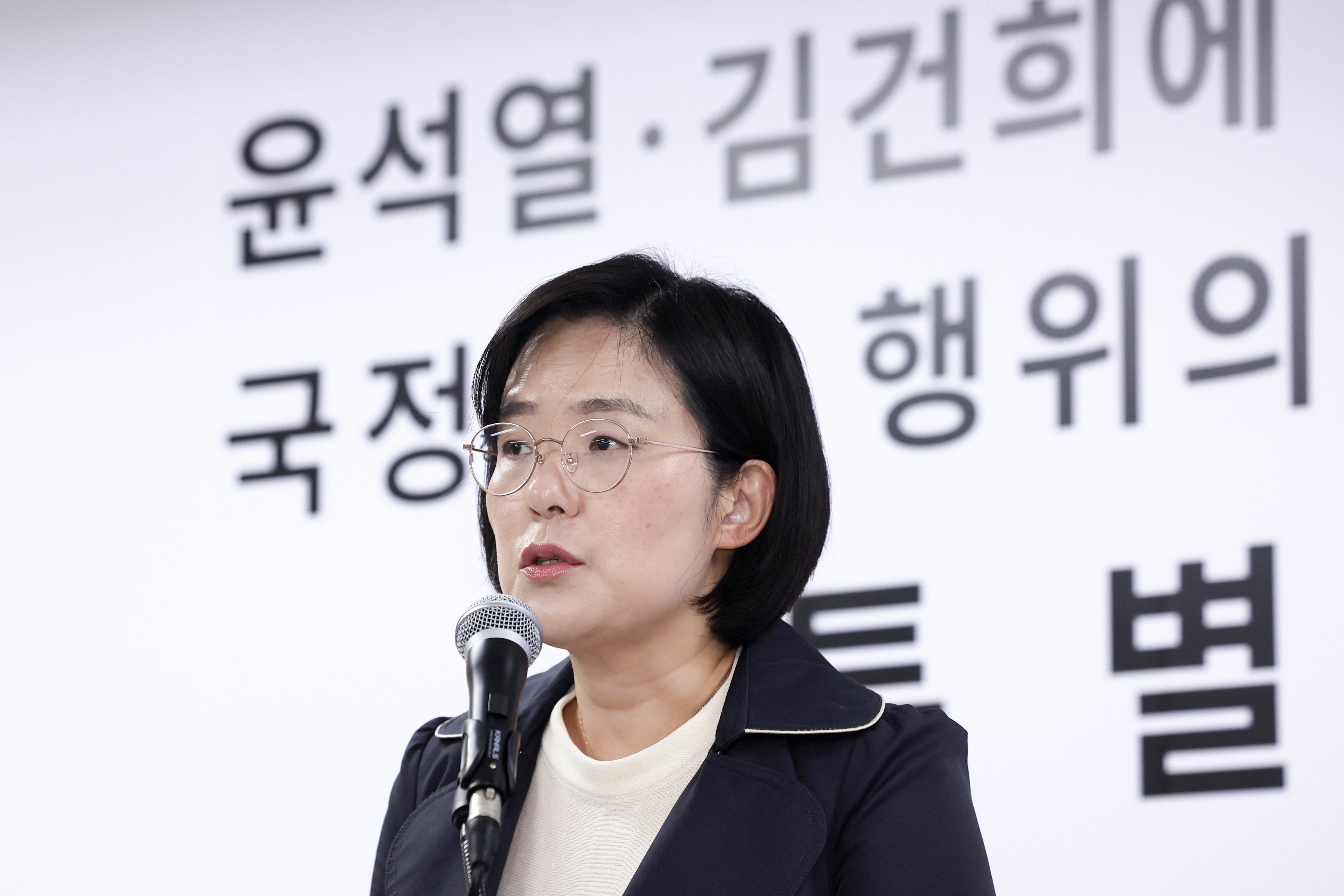 김지미 특검보가 지난 2일 오후 경기 과천 2차 종합특검팀 사무실에서 브리핑을 하고 있다. /뉴스1