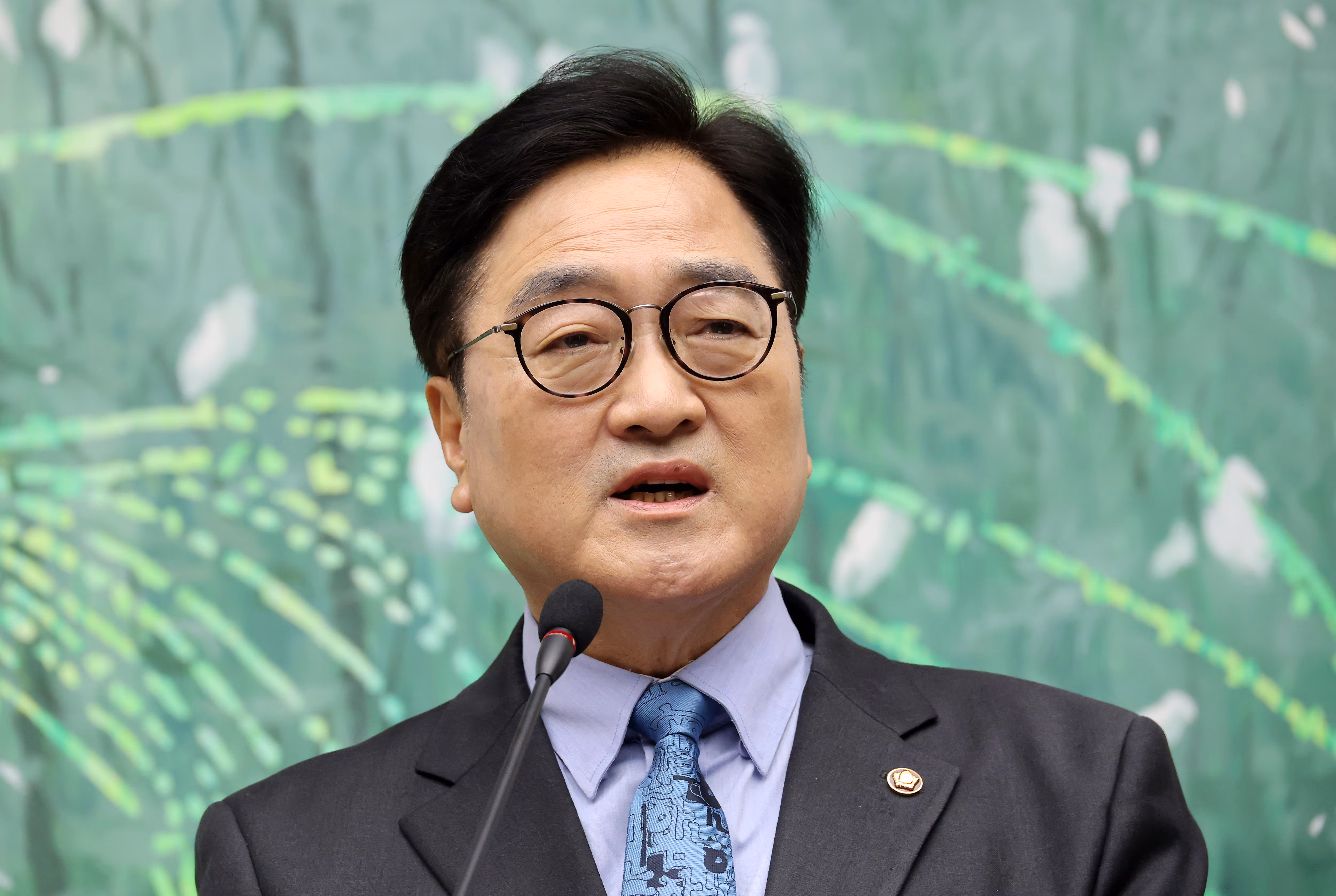  우원식 국회의장이 27일 국회 접견실에서 기자회견을 열고 다음 달 7일 국회 본회의 상정을 앞둔 헌법 개정안에 관해 설명하고 있다./연합뉴스