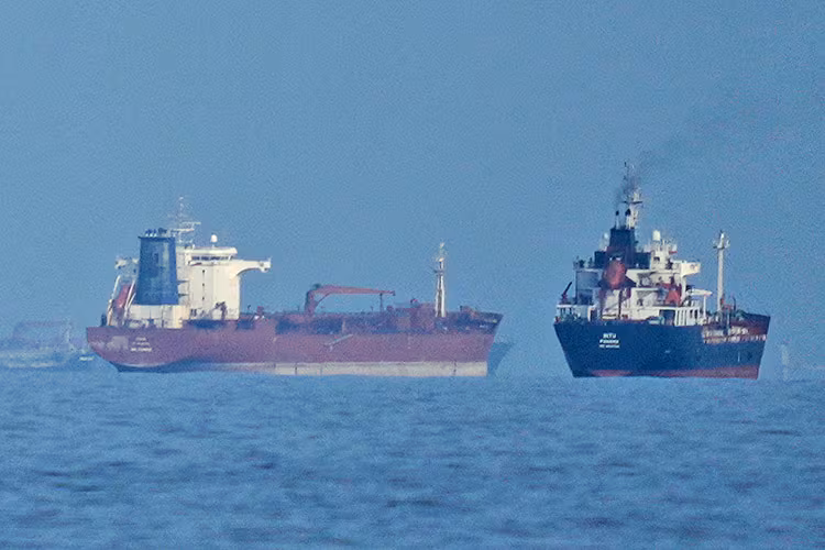 호르무즈 해협의 유조선과 화물선./AP연합뉴스