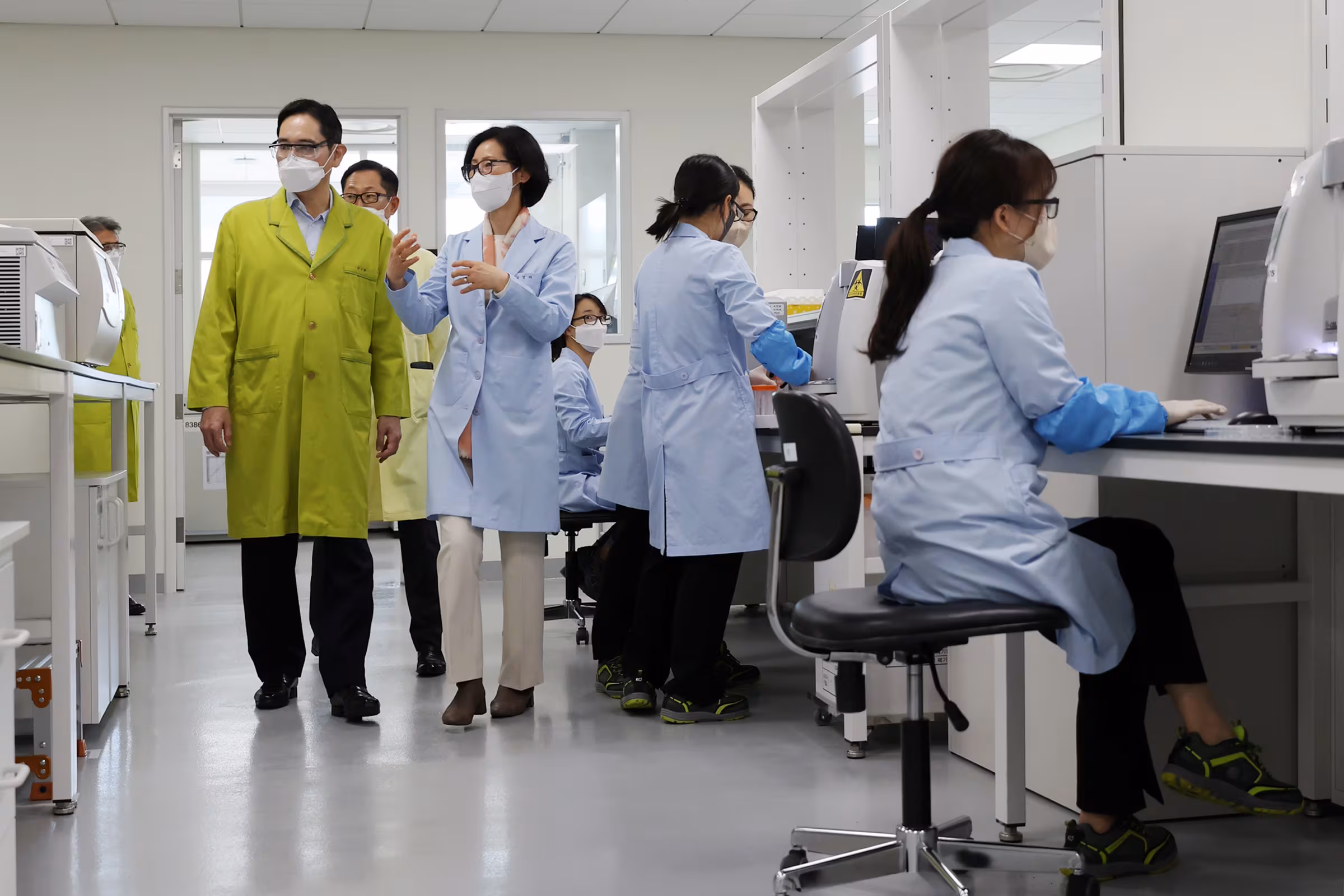2022년 10월, 이재용 삼성전자 회장(당시 부회장)이 인천 송도 삼성바이오에피스를 방문해 연구소를 살펴보고 있다. 이 회장 옆에서 김경아 삼성바이오에피스 대표이사·사장(당시 개발본부장·부사장)이 설명하고 있다./삼성전자