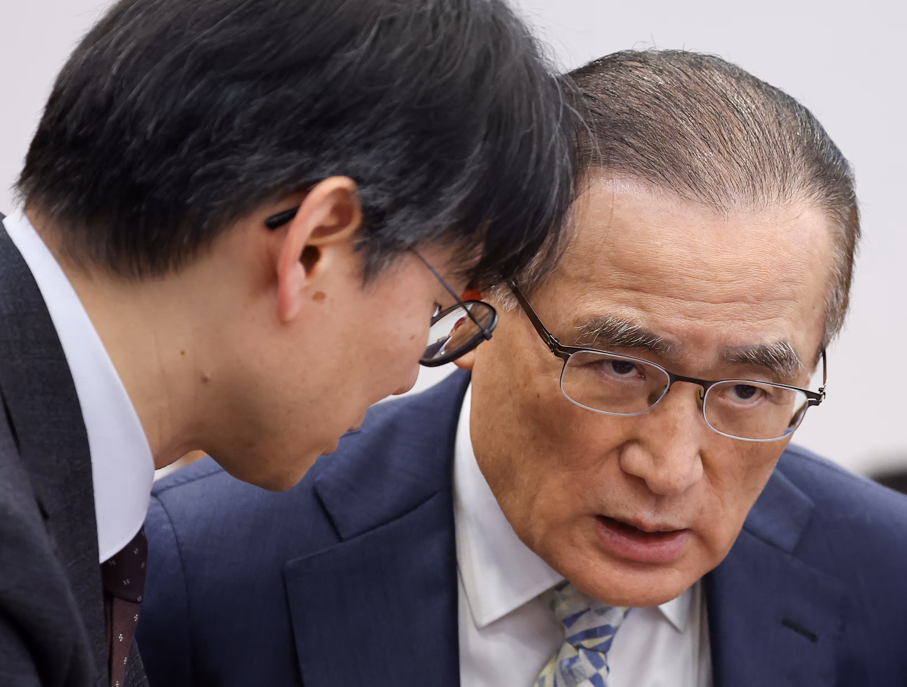 위성락 국가안보실장이 5일 청와대 여민관에서 열린 수석보좌관회의에서 관계자와 대화하고 있다. /뉴스1
