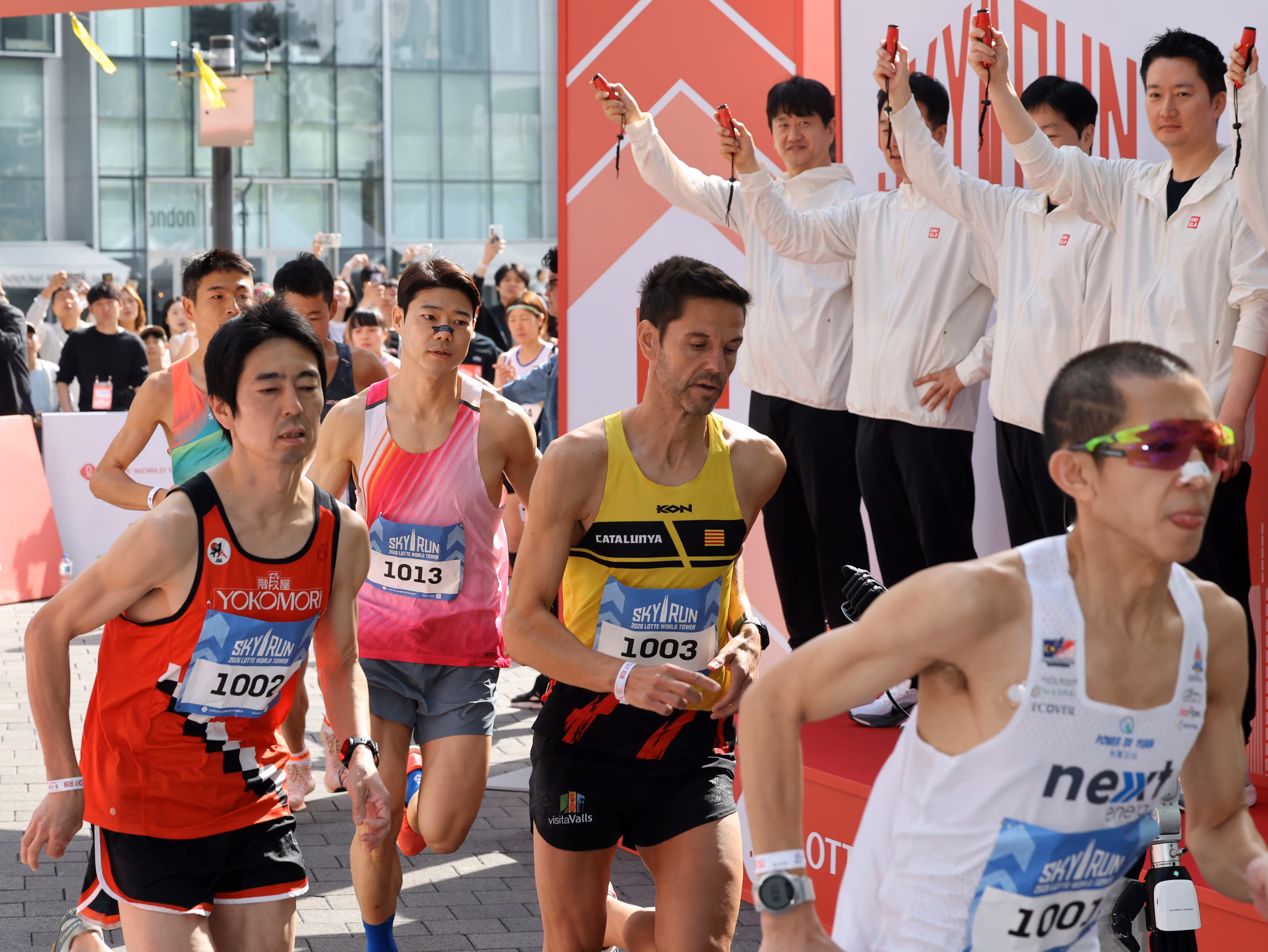 19일 오전 서울 송파구 롯데월드타워에서 열린 '2026 롯데월드타워 스카이런'에서 참가자들이 힘차게 출발하고 있다. /뉴스1