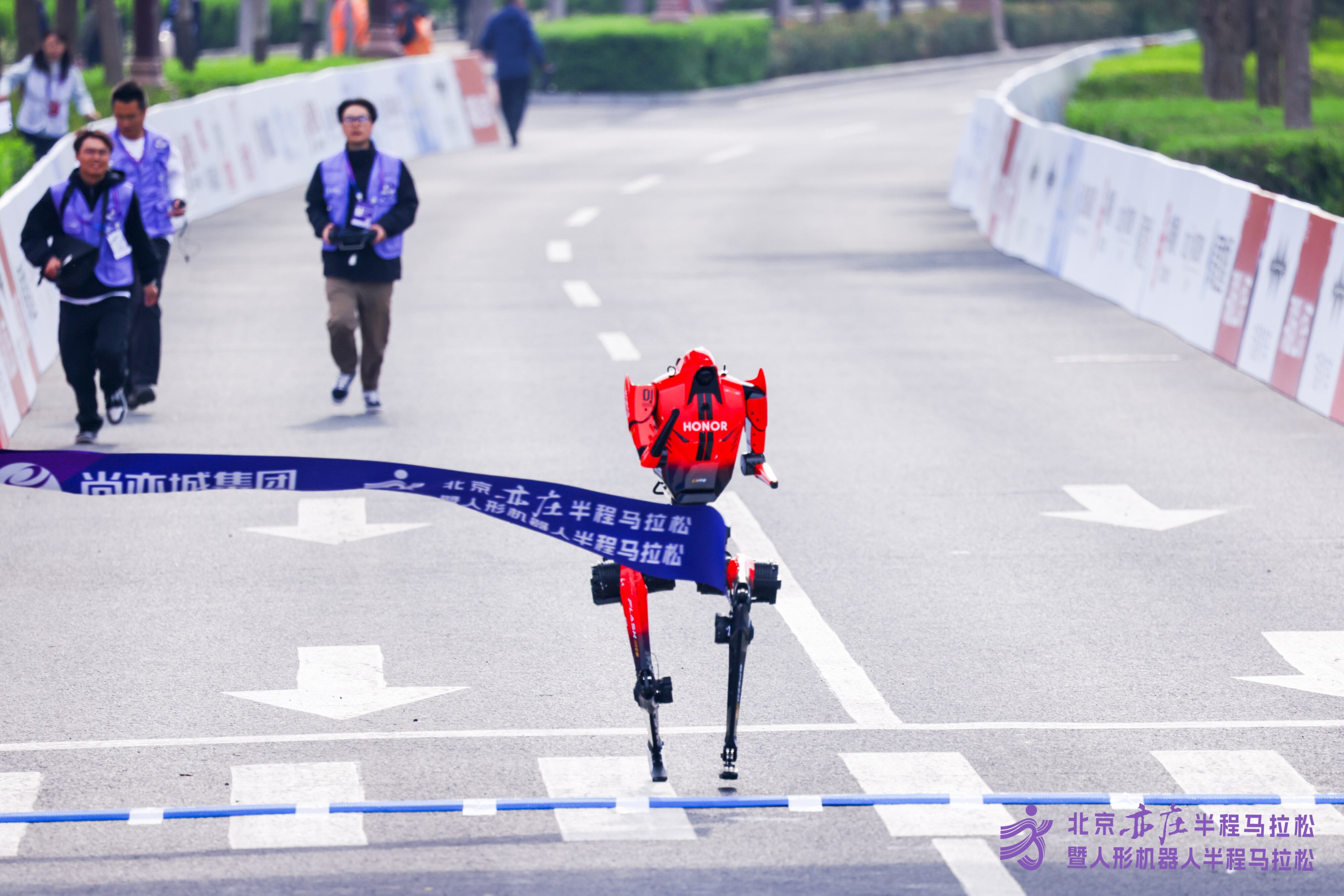 지난 19일 오전 베이징 이좡에서 열린 하프마라톤 대회에서 산뎬이 인간기록을 앞선 48분대에 1등으로 도착한 모습. 다만 해당 팀은 자율주행이 아닌 원격제어 기술을 이용해 20%의 시간 가중치를 부여받아 우승을 놓쳤다. /베이징시 제공