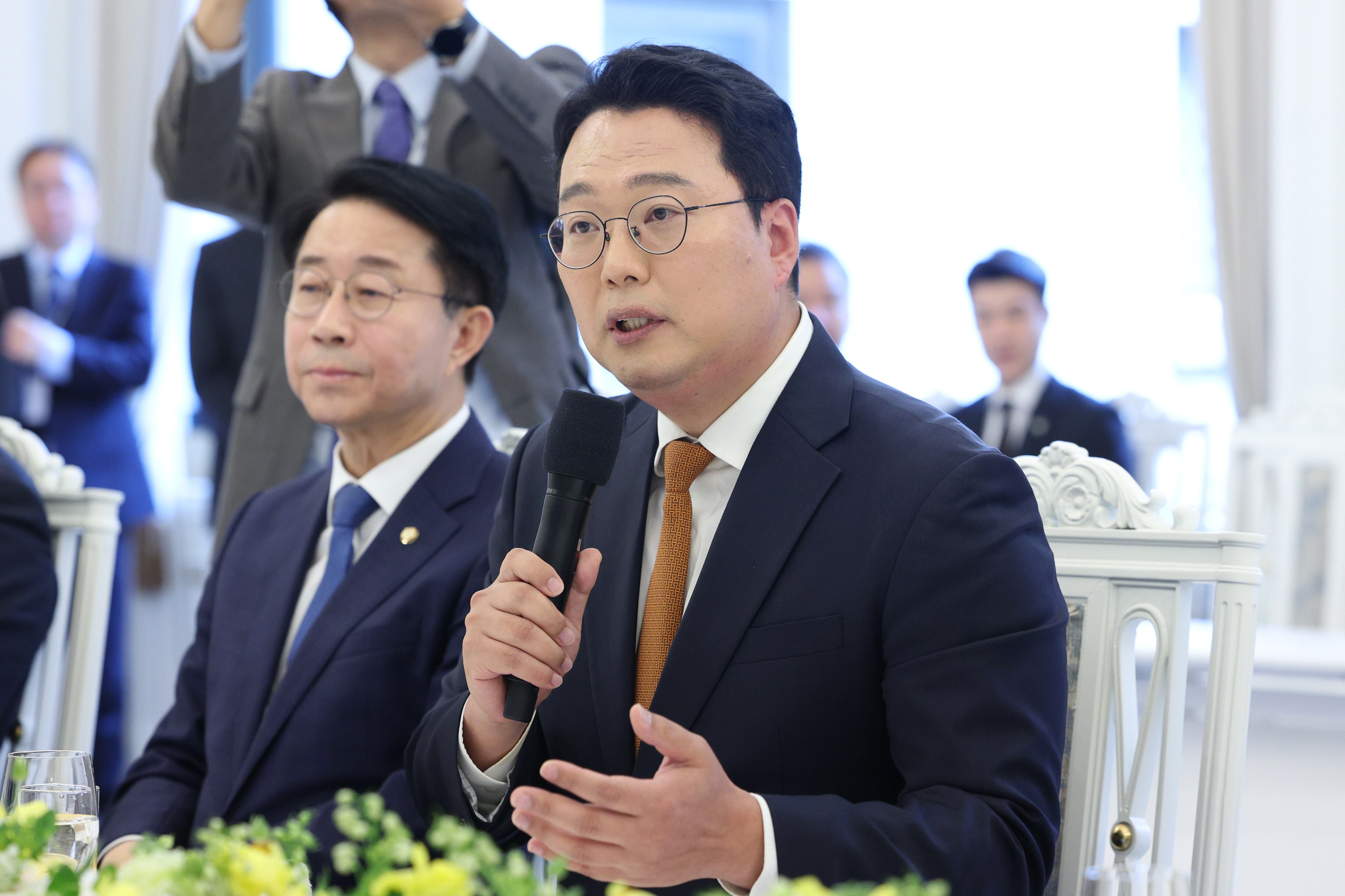 개혁신당 천하람 원내대표가 29일 청와대에서 열린 이재명 대통령과 비교섭단체 및 무소속 의원 오찬에서 인사말을 하고 있다./연합뉴스