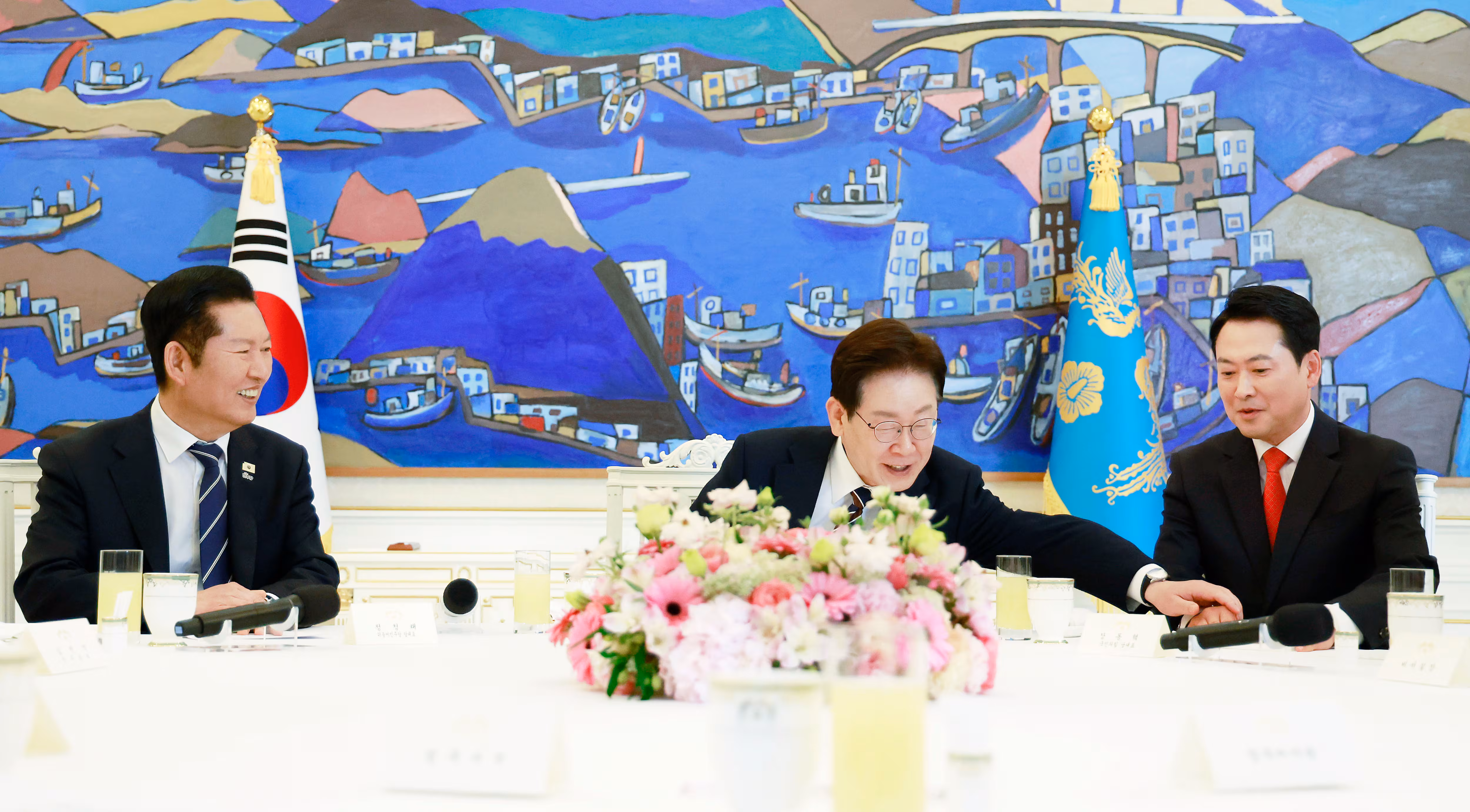 이재명 대통령이 7일 청와대에서 열린 여야정 민생경제 협의체 회담에서 국민의힘 장동혁 대표에게 발언을 권하고 있다. /연합뉴스