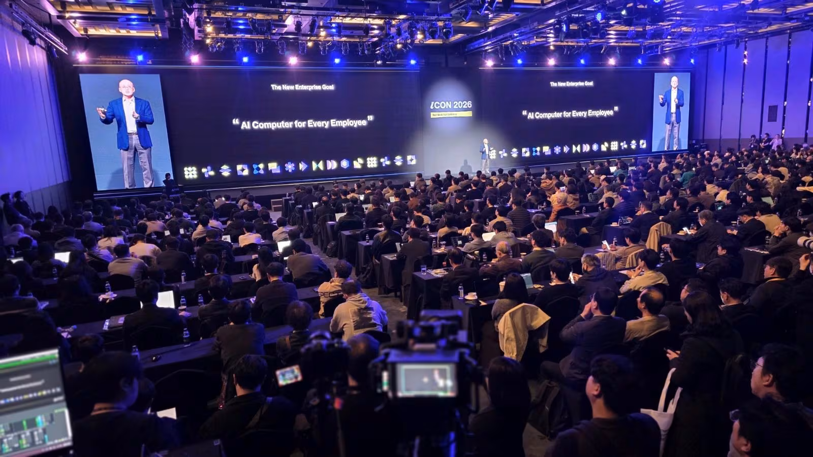 메가존클라우드가 지난 2일 인터컨티넨탈 서울 파르나스 그랜드볼룸에서 개최한 파트너 컨퍼런스 ‘ICON 2026’에서 염동훈 대표가 기조연설을 통해 “오늘날 에이전틱 시스템이 ‘모든 직원에게 AI 컴퓨터를’(AI Computer for Every Employee)이라는 새로운 비전의 길을 열어주고 있다고 강조하고 있다. /메가존클라우드