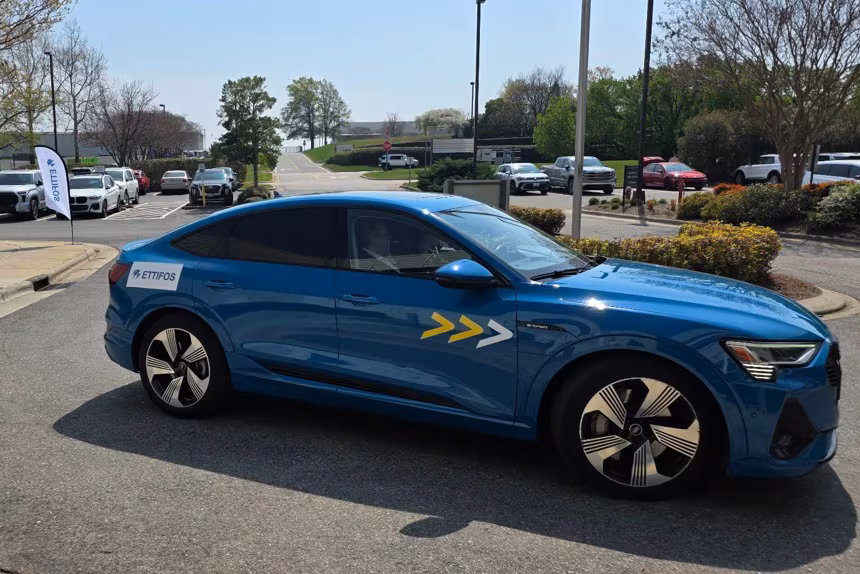 에티포스의 차량용 단말기 ‘V2X-AIR’를 차량 시스템에 통합해 V2X 기반 통행료 원격 결제를 시연한 아우디 전기차 이트론 스포트백. /에티포스 제공