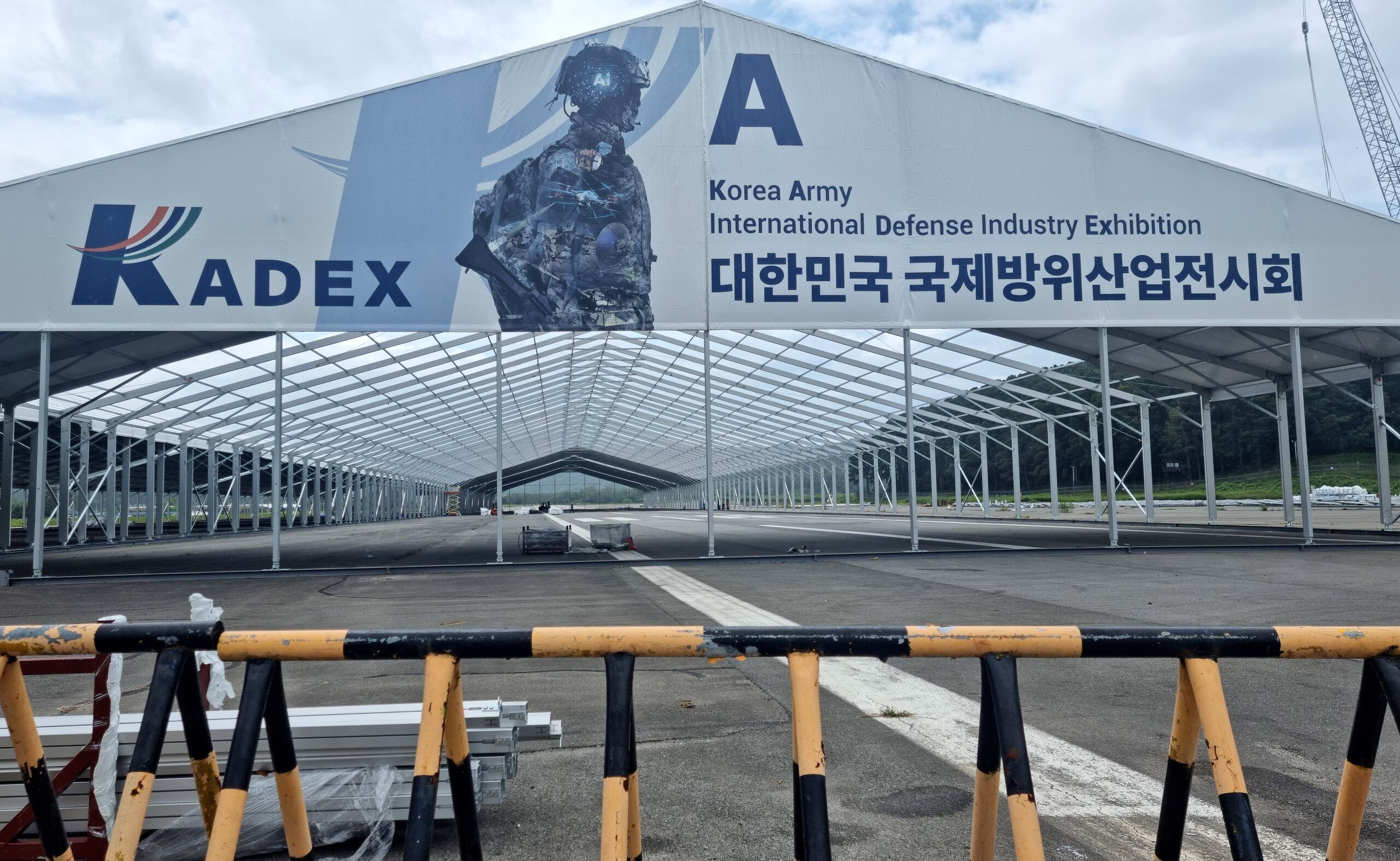 2024년 8월 22일 계룡대 활주로에서 육군협회가 주최하는 KADEX 준비 공사가 진행되는 모습. /조선DB