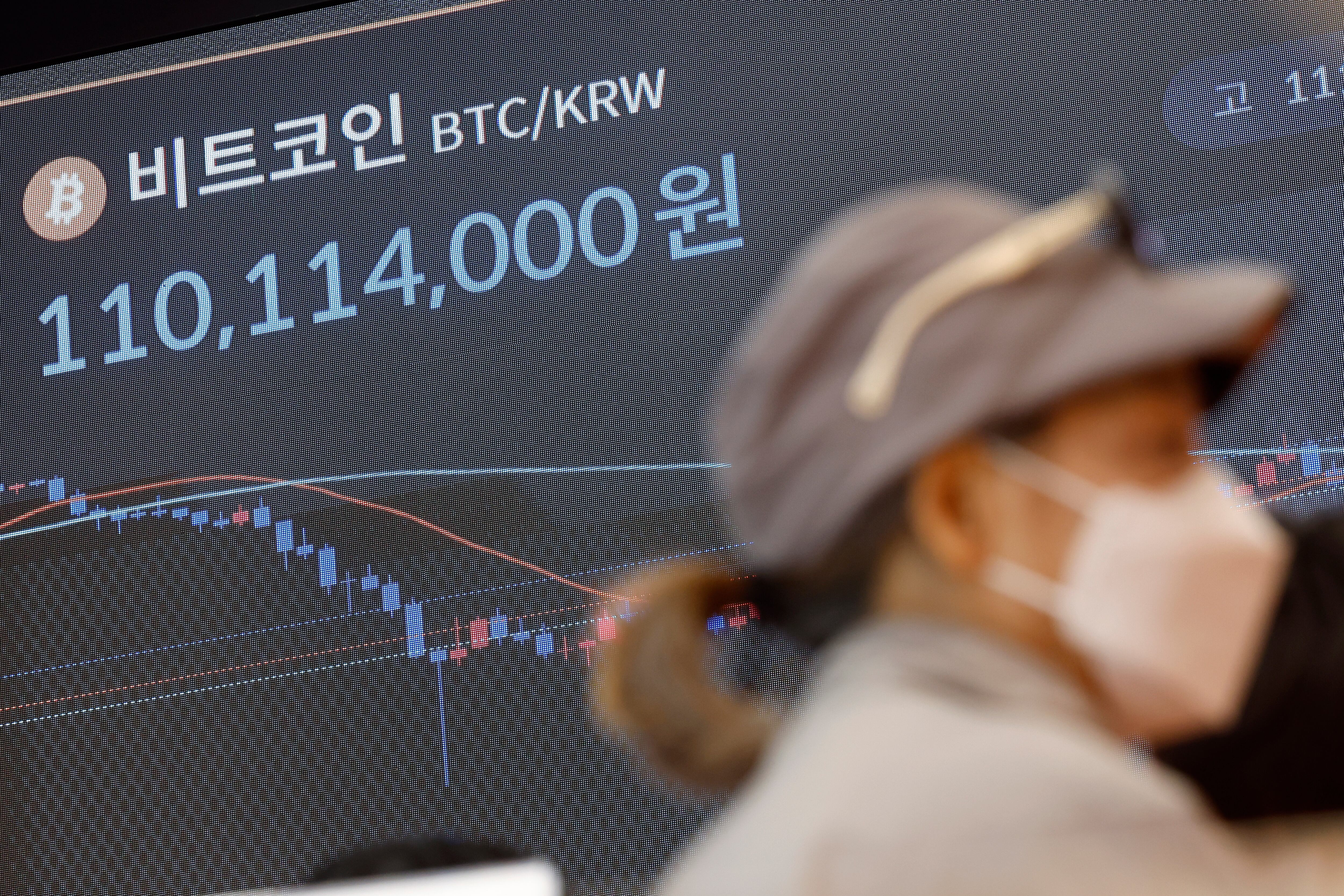 서울 강남구 빗썸 고객센터 전광판에 비트코인 시세가 나오고 있다./뉴스1