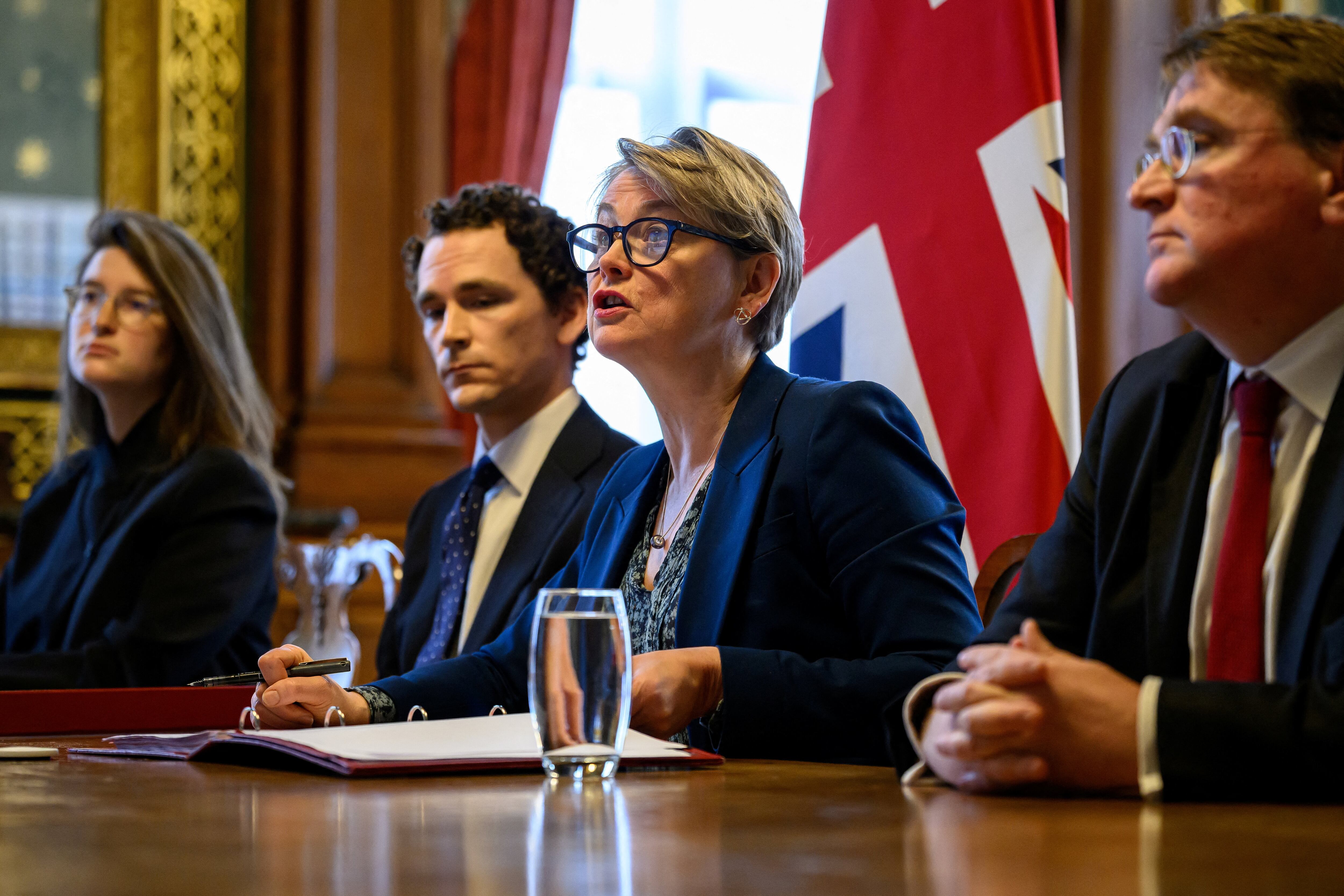 화상회의 주재하는 (오른에서 두번째) 쿠퍼 영국 외무장관./연합뉴스 