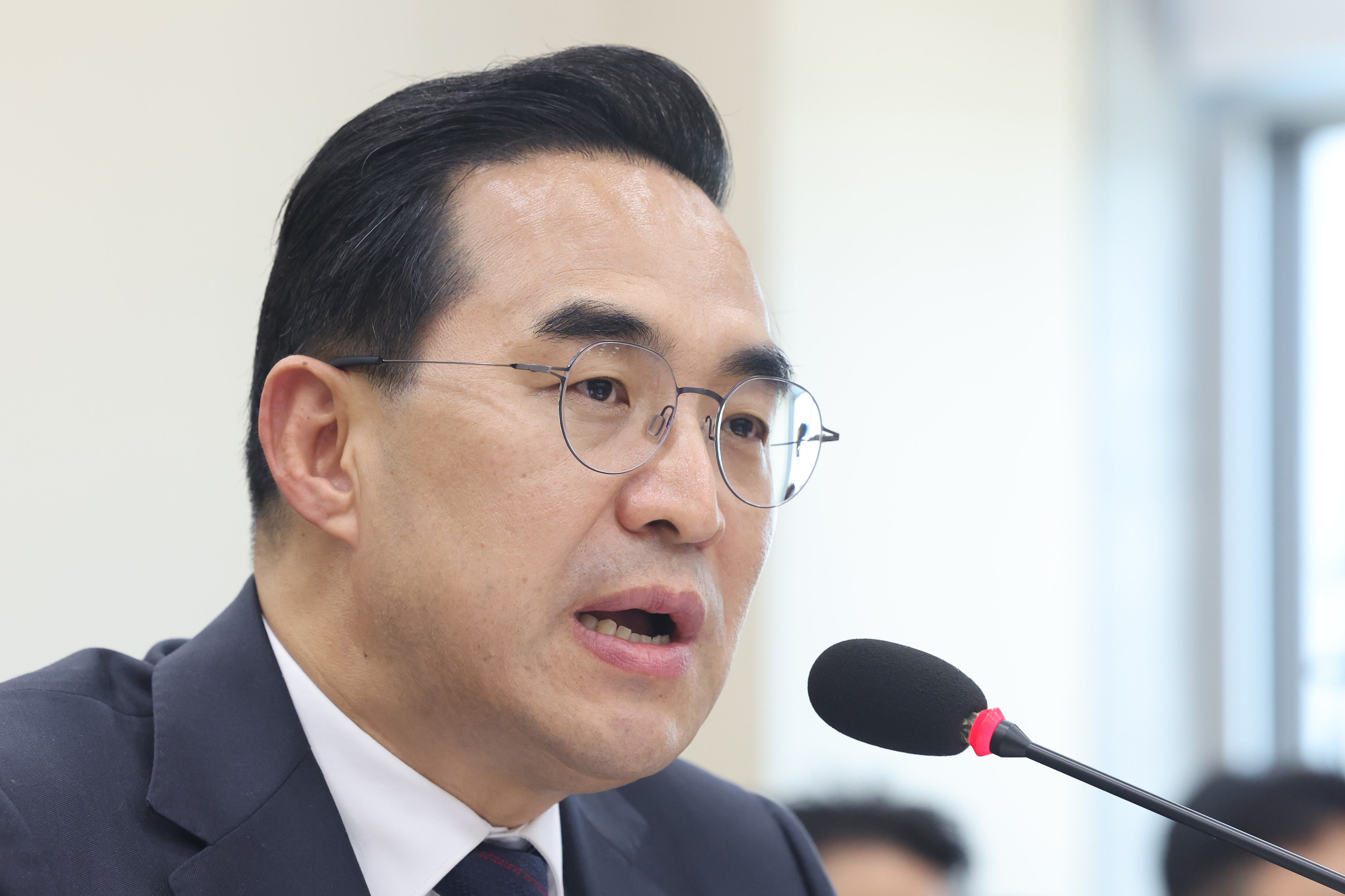 박홍근 기획예산처 장관이 2일 서울 여의도 국회에서 열린 재정경제기획위원회 전체회의에서 의원 질의에 답변하고 있다. /뉴스1