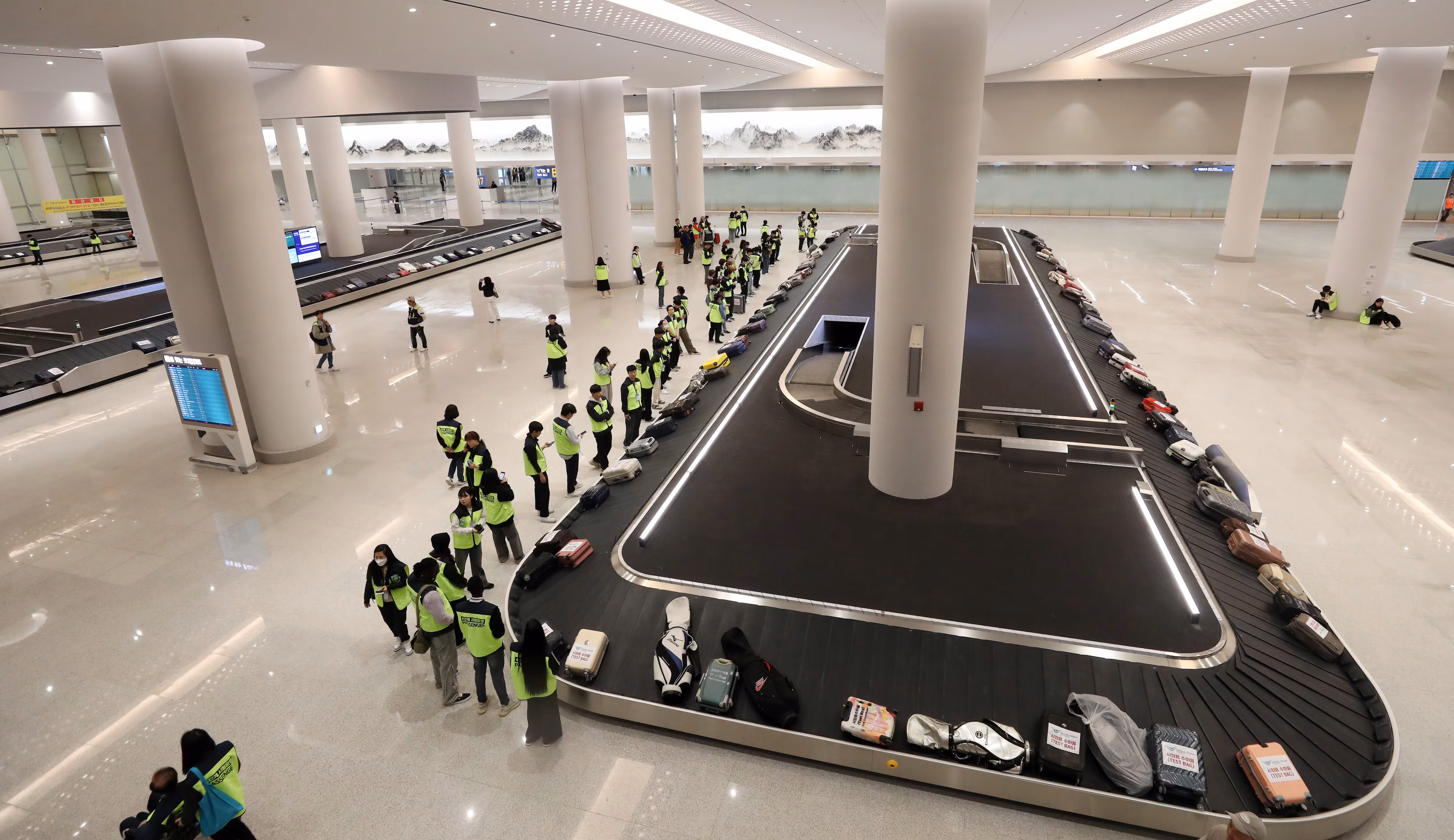 인천국제공항 2터미에서 승객들이 수하물을 찾고 있다./뉴스1
