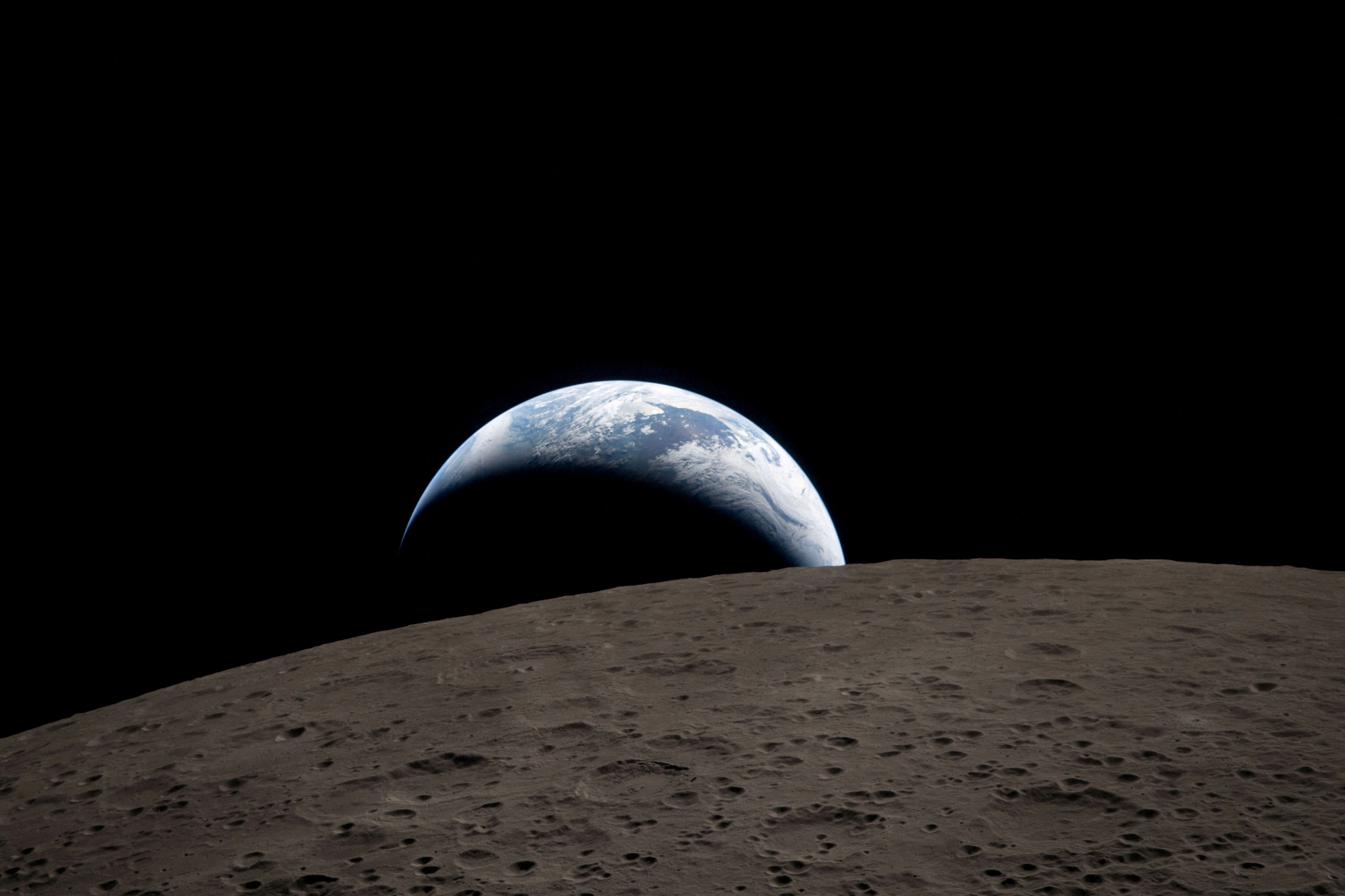 지난 6일 오리온 우주선에서 포착한 달 뒤의 지구./미 항공우주국(NASA), 연합뉴스