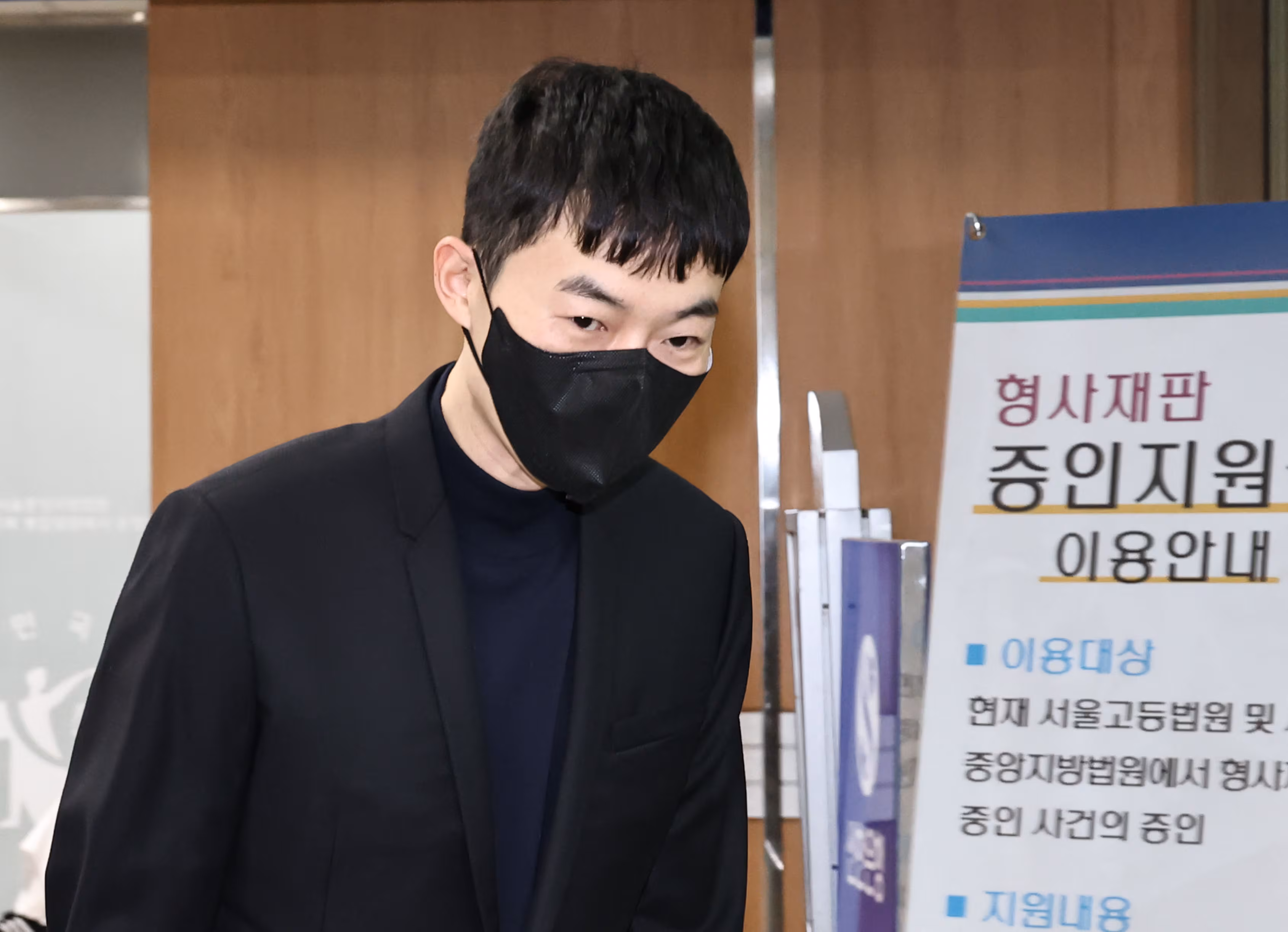 (서울=뉴스1) 오대일 기자 = 수능 모의고사 문항 거래 혐의를 받는 강사 현우진이 24일 서울 서초구 서울중앙지방법원에서 열린 부정청탁및금품등수수의금지에관한법률위반 첫 공판에 출석하고 있다. (공동취재) 2026.4.24/뉴스1