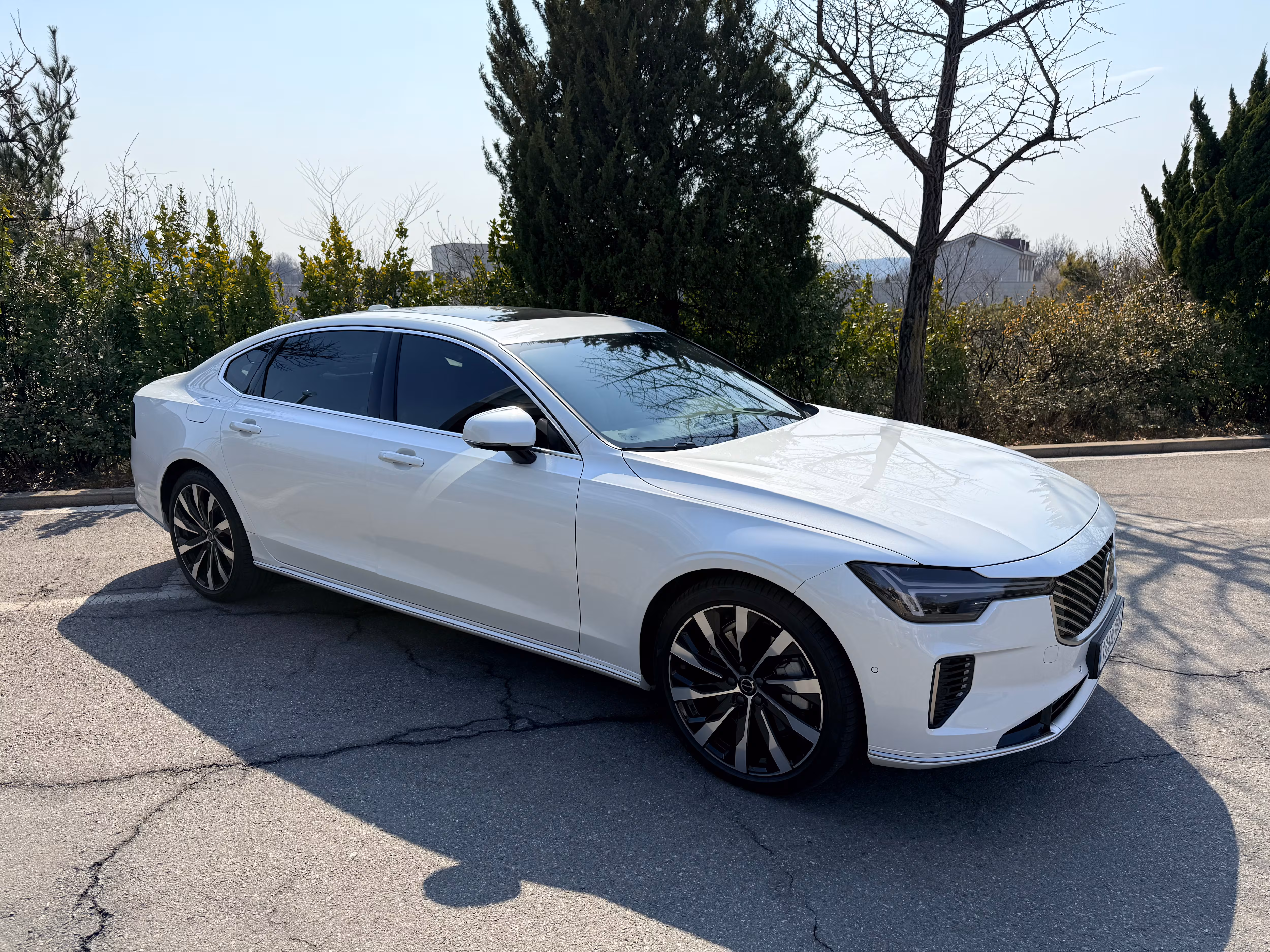 볼보자동차 준대형 세단 'S90' 플러그인 하이브리드(T8) 측면부. /이윤정 기자