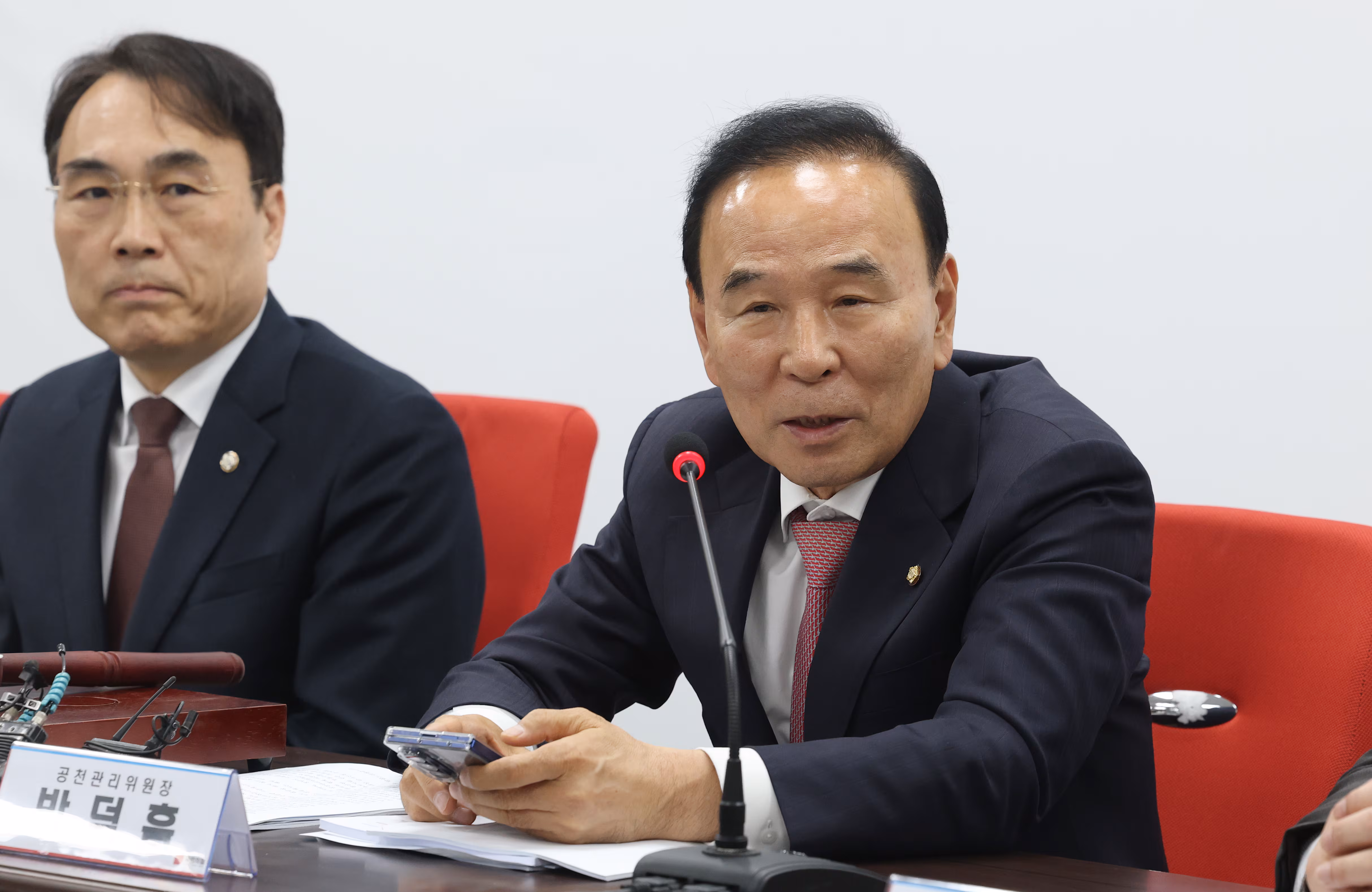 Park Deok‑heum, the newly appointed chair of the People Power Party’s nomination committee overseeing nominations for the June 3 local elections and parliamentary by‑elections, delivers opening remarks at the committee’s inaugural meeting at party headquarters in Yeongdeungpo, Seoul, on April 2. / News1