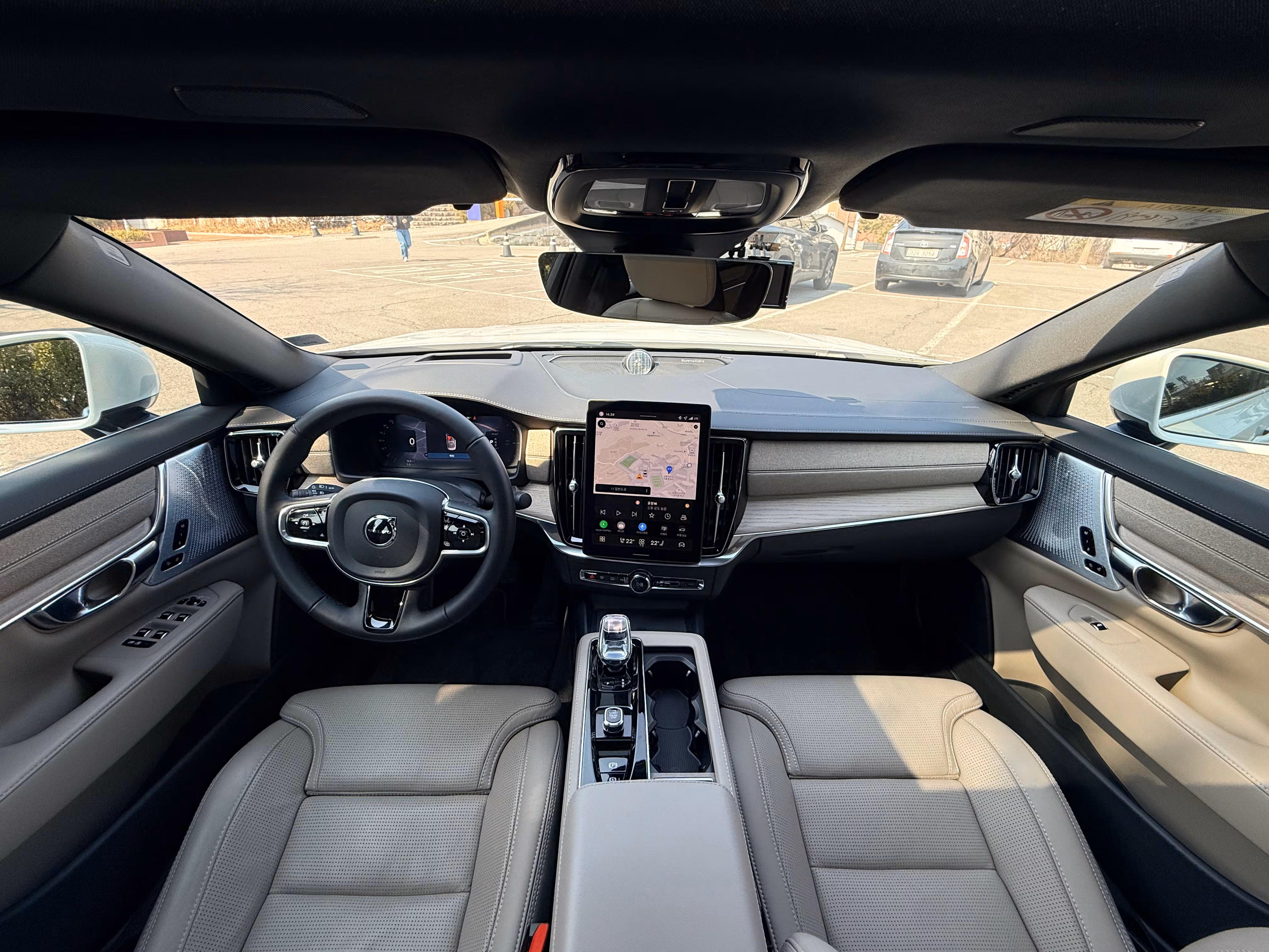 볼보자동차 준대형 세단 'S90' 플러그인 하이브리드(T8) 내부 1열./이윤정 기자