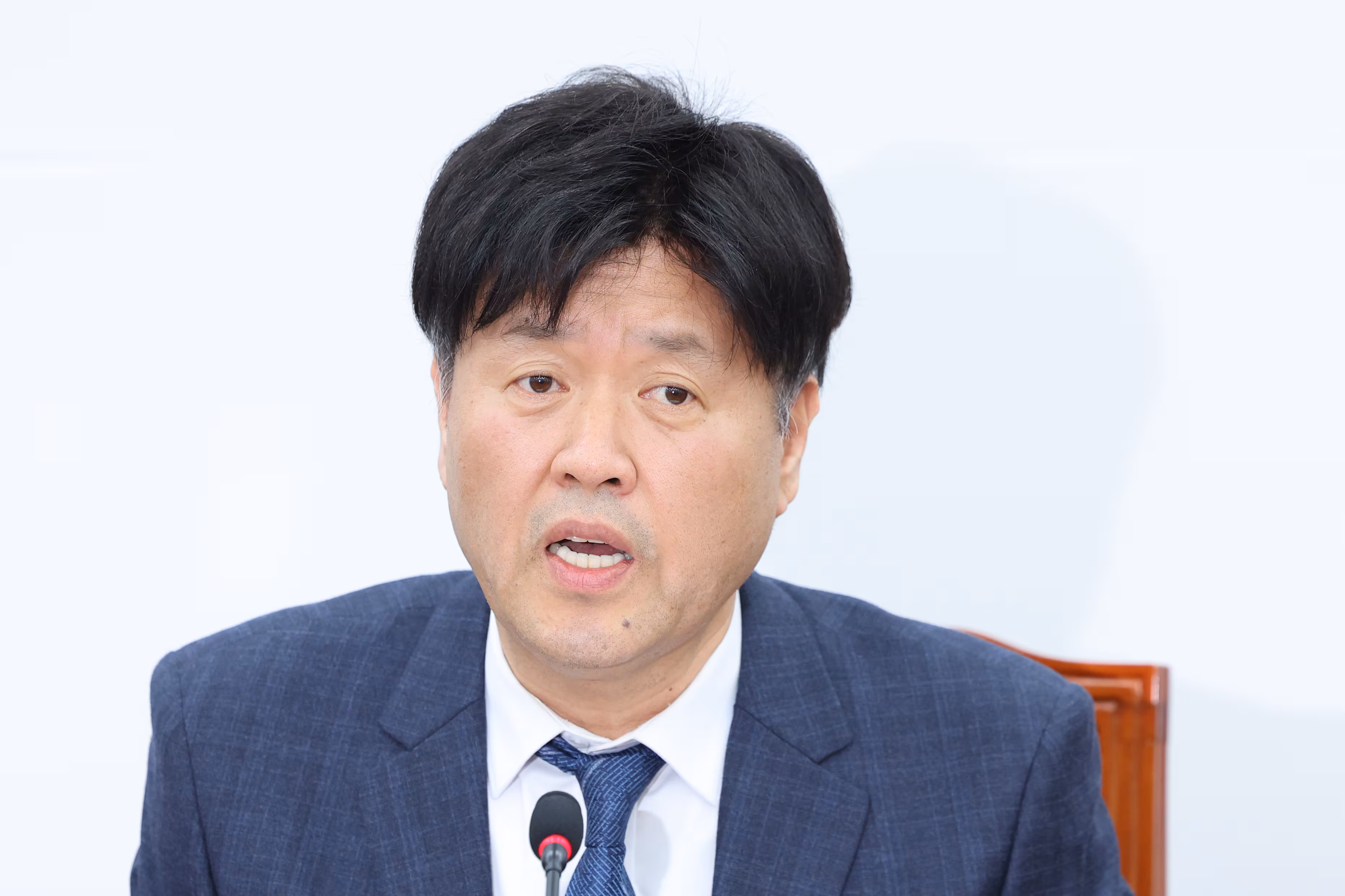 김용 전 민주연구원 부원장이 지난 13일 서울 여의도 국회에서 열린 정치검찰 조작기소특위 기자간담회에서 발언하고 있다. /뉴스1