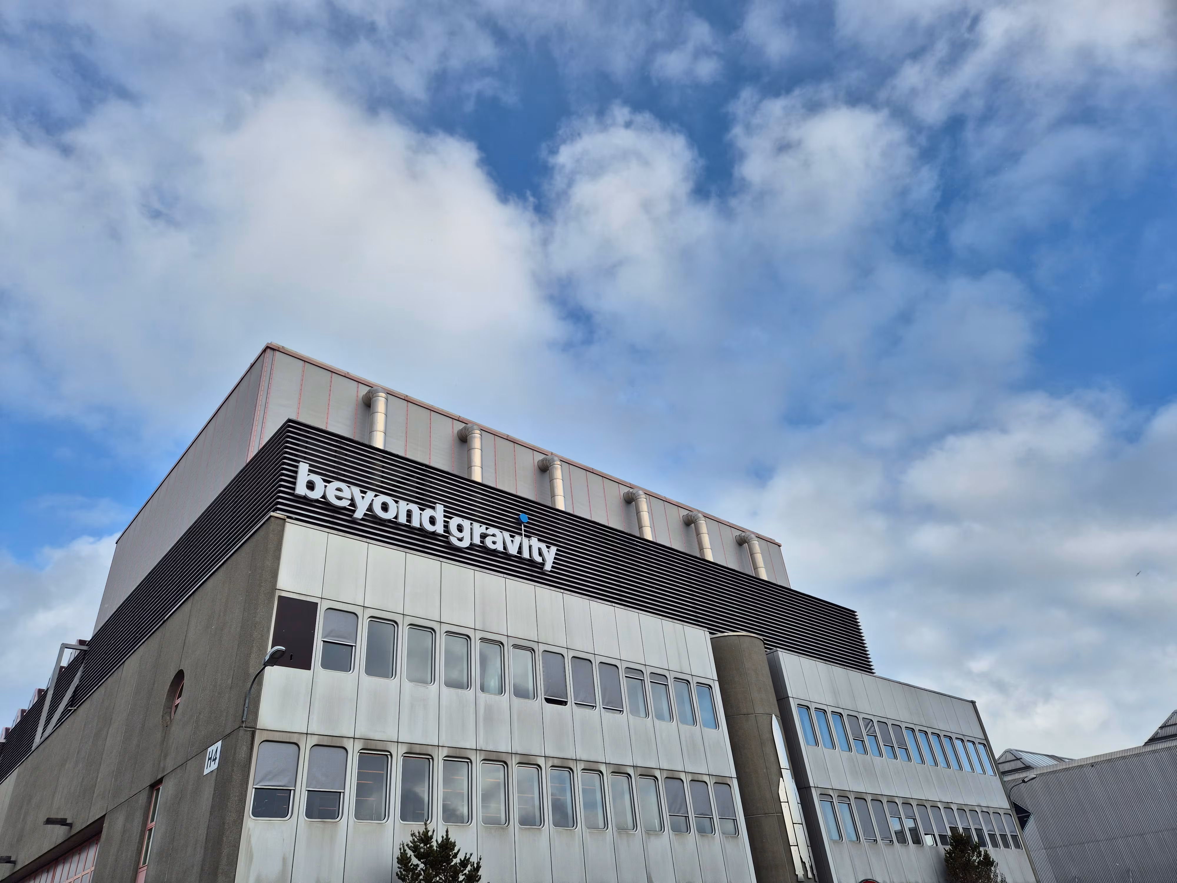 지난 3월27일(현지 시각) 스위스 루체른 엠멘 공군기지 인근에 위치한 우주기업 비욘드 그래비티 공장 모습 / 김송이 기자