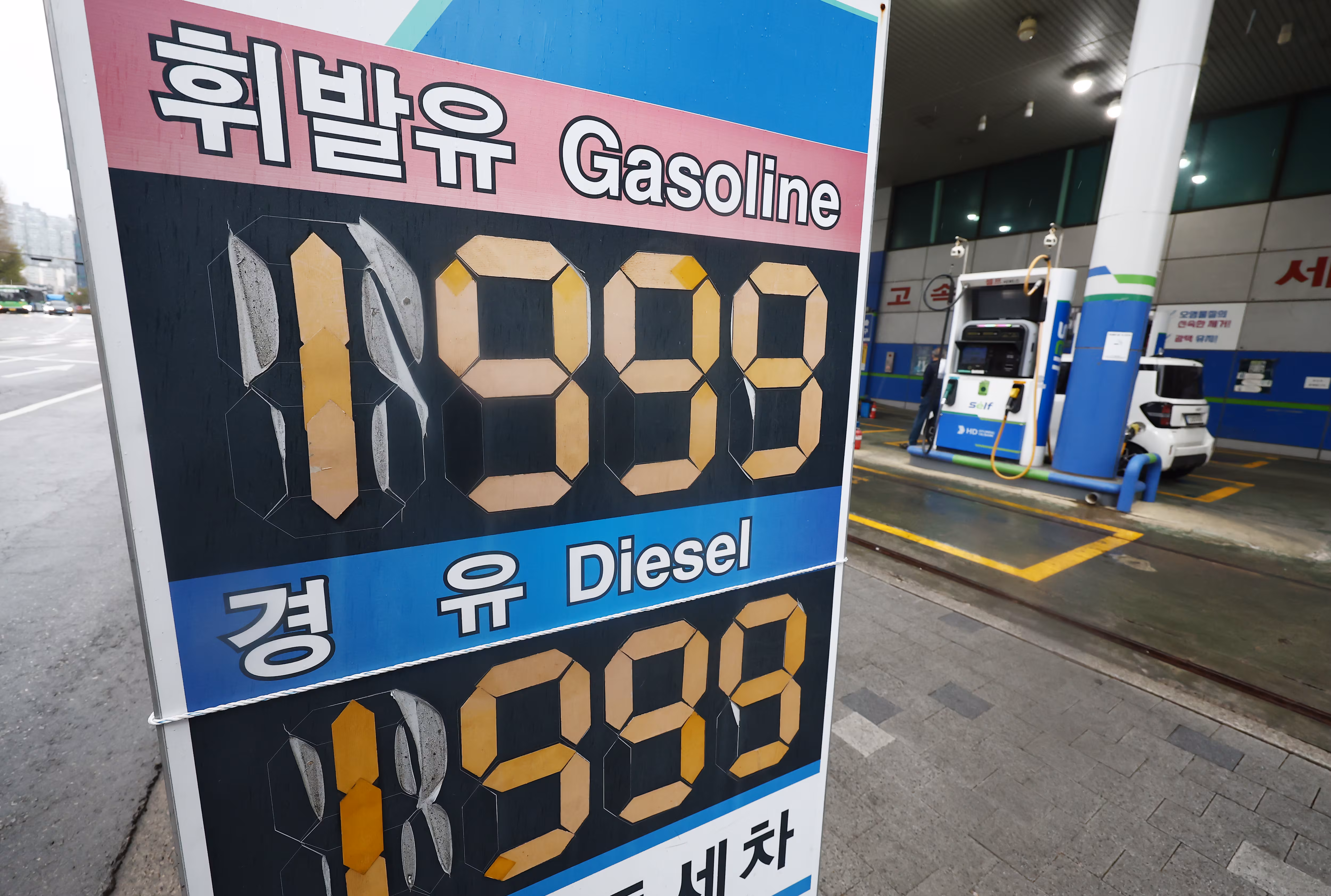 6일 오전 서울 시내 주유소 유가정보판에 휘발유와 경유 가격이 2000원에 육박하고 있다.  /뉴스1