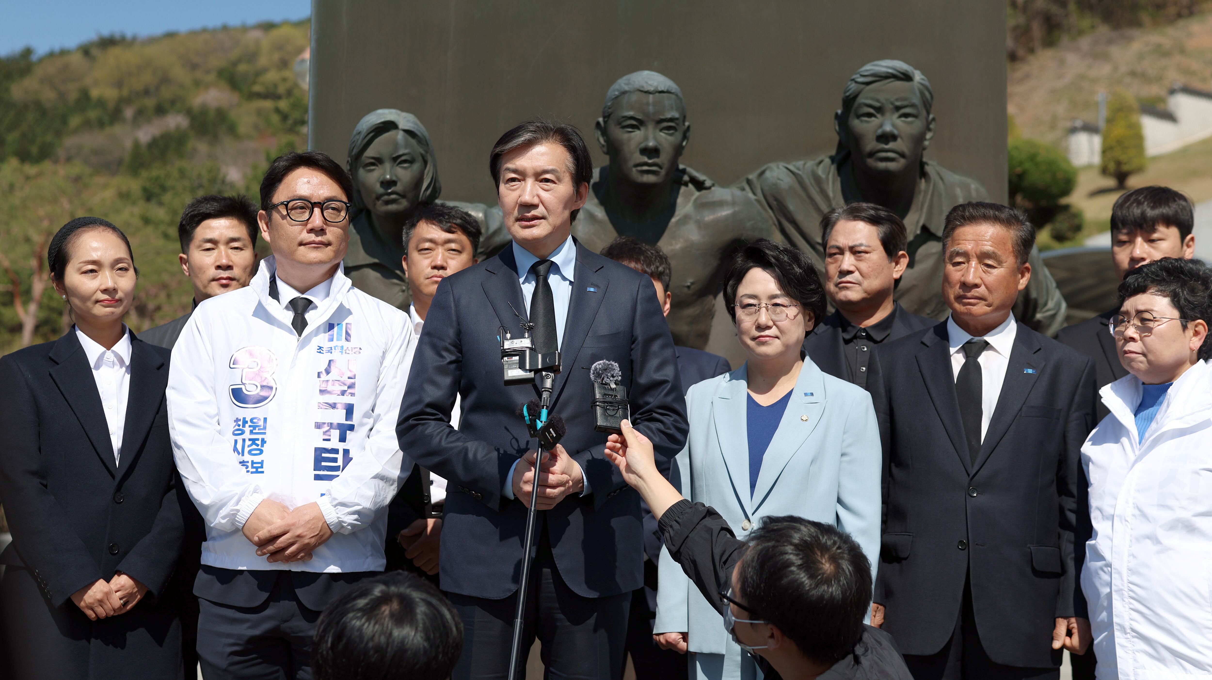 조국혁신당 조국 대표가 8일 오전 경남 창원시 마산회원구 국립3·15민주묘지에서 참배 후 취재진 질문에 답하고 있다./연합뉴스