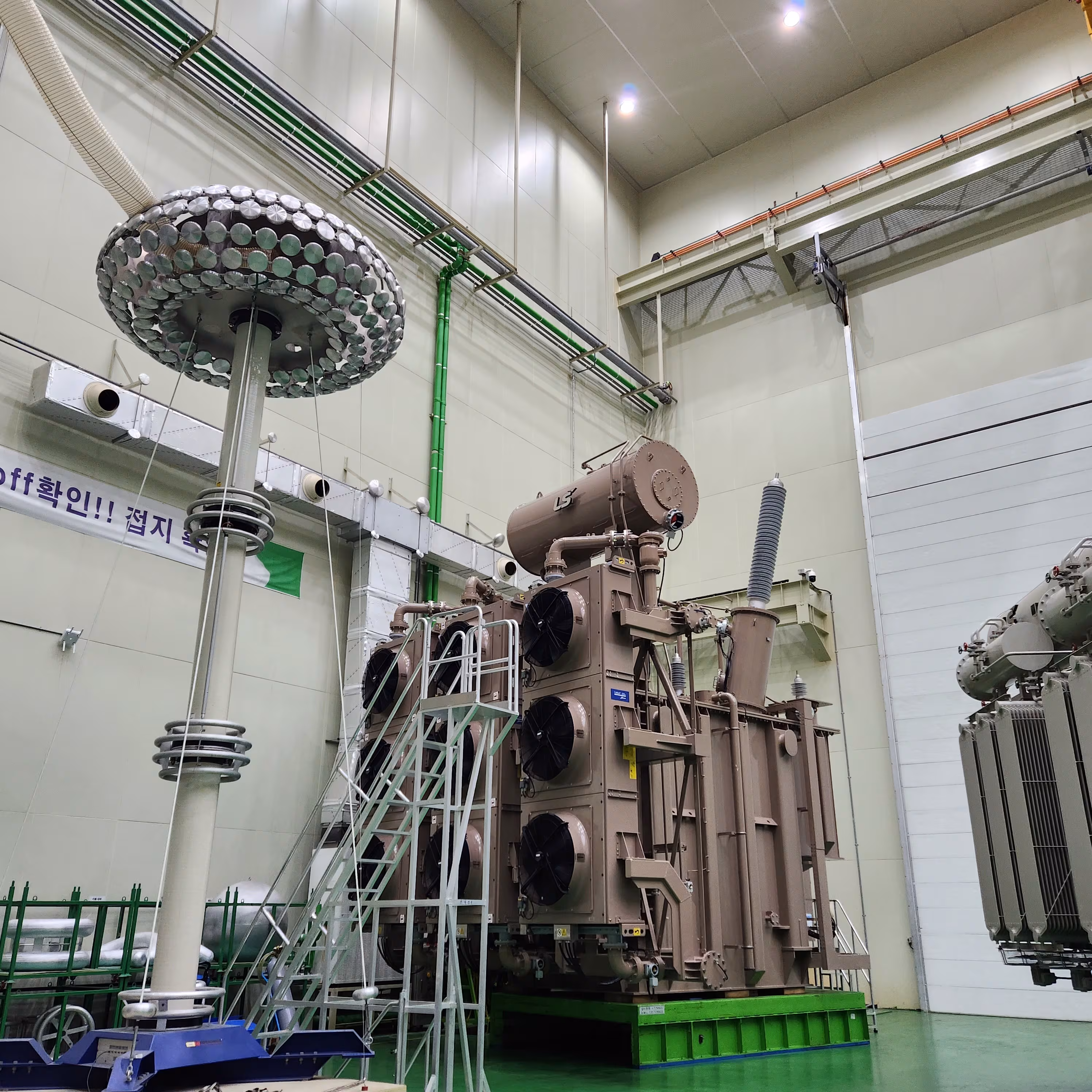 LS ELECTRIC 부산사업장에서 초고압 변압기 수출을 앞두고 최종 시험을 진행하고 있다. /LS일렉트릭 제공