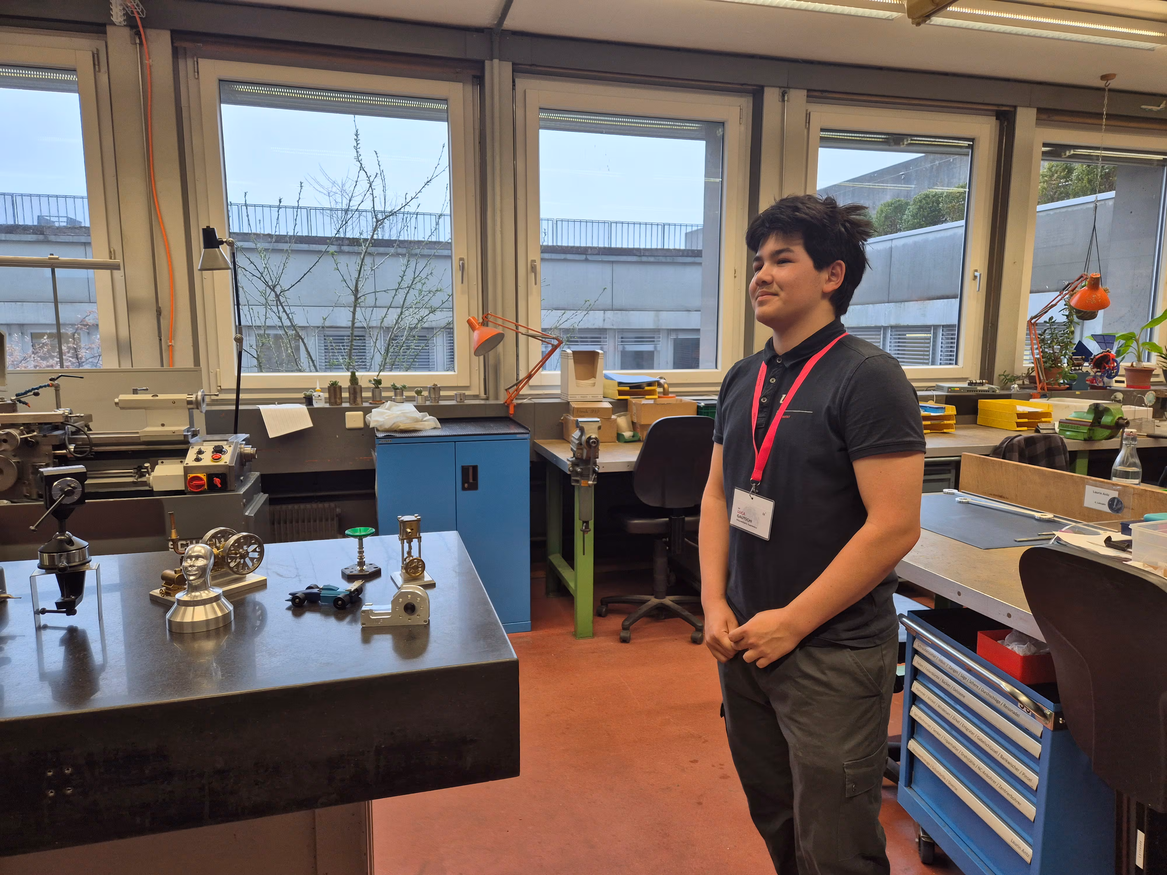 지난 3월25일(현지 시각) 스위스 베른대 우주 연구 및 정밀 기계 실습실에서 근무 중인 2년 차 기계 기술자(Polymechanic) 견습생 루카 가우치(18)가 설명 중이다. / 김송이 기자