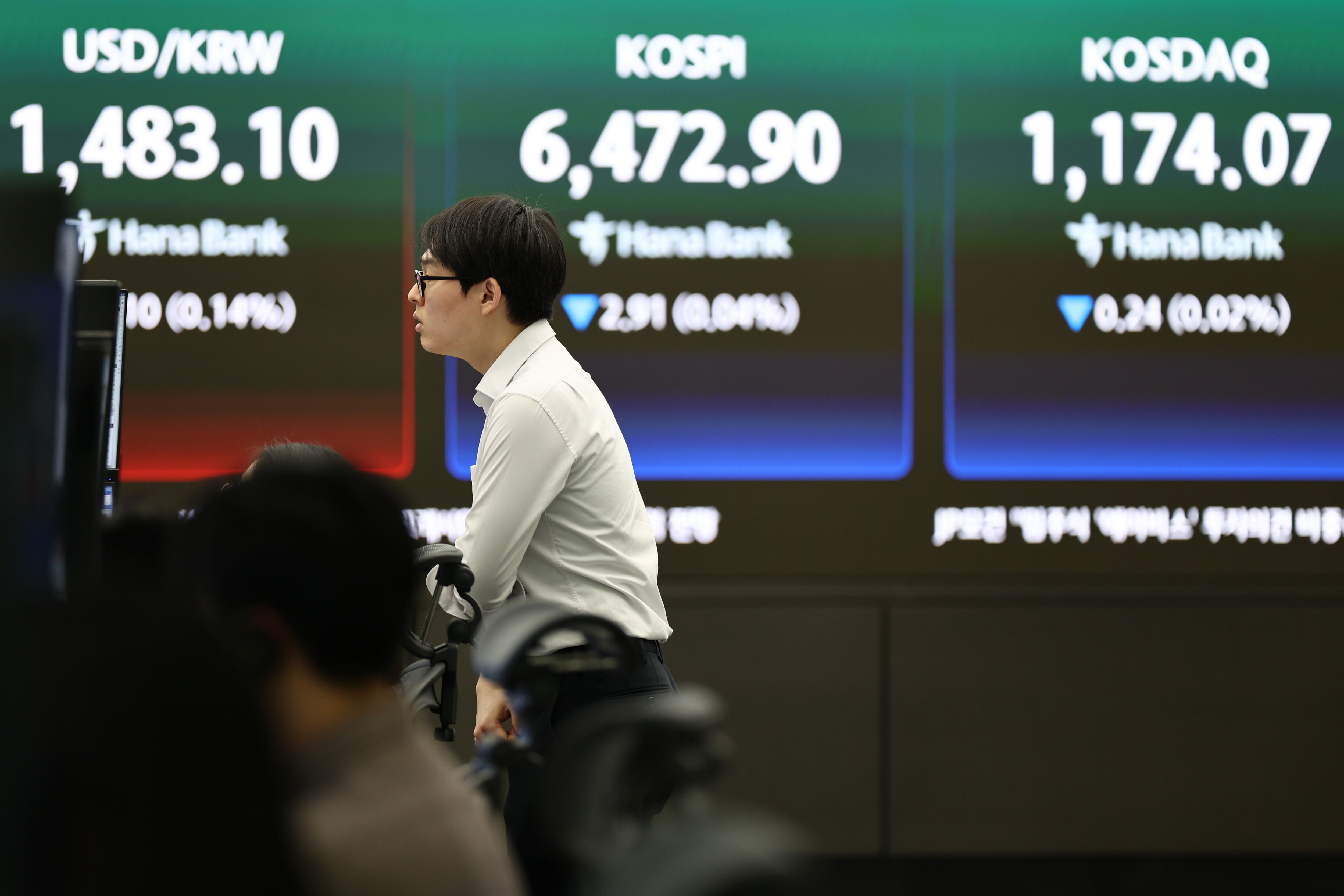 24일 서울 하나은행 본점 딜링룸에서 딜러들이 업무를 보고 있다./연합뉴스