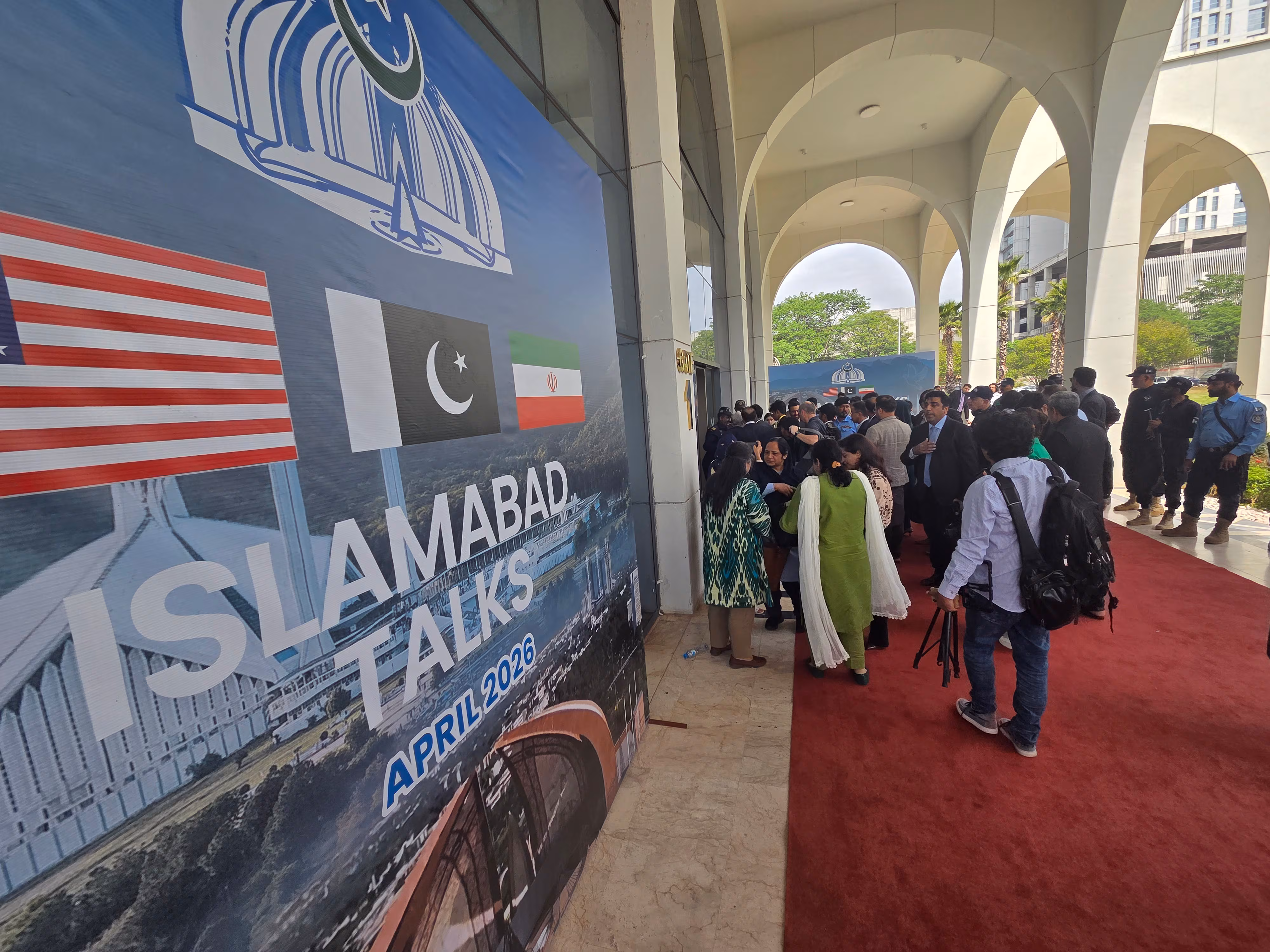 On the 11th (local time), journalists gathered at a press center set up in Islamabad, Pakistan ahead of the first U.S.-Iran talks to end the conflict. /Yonhap News