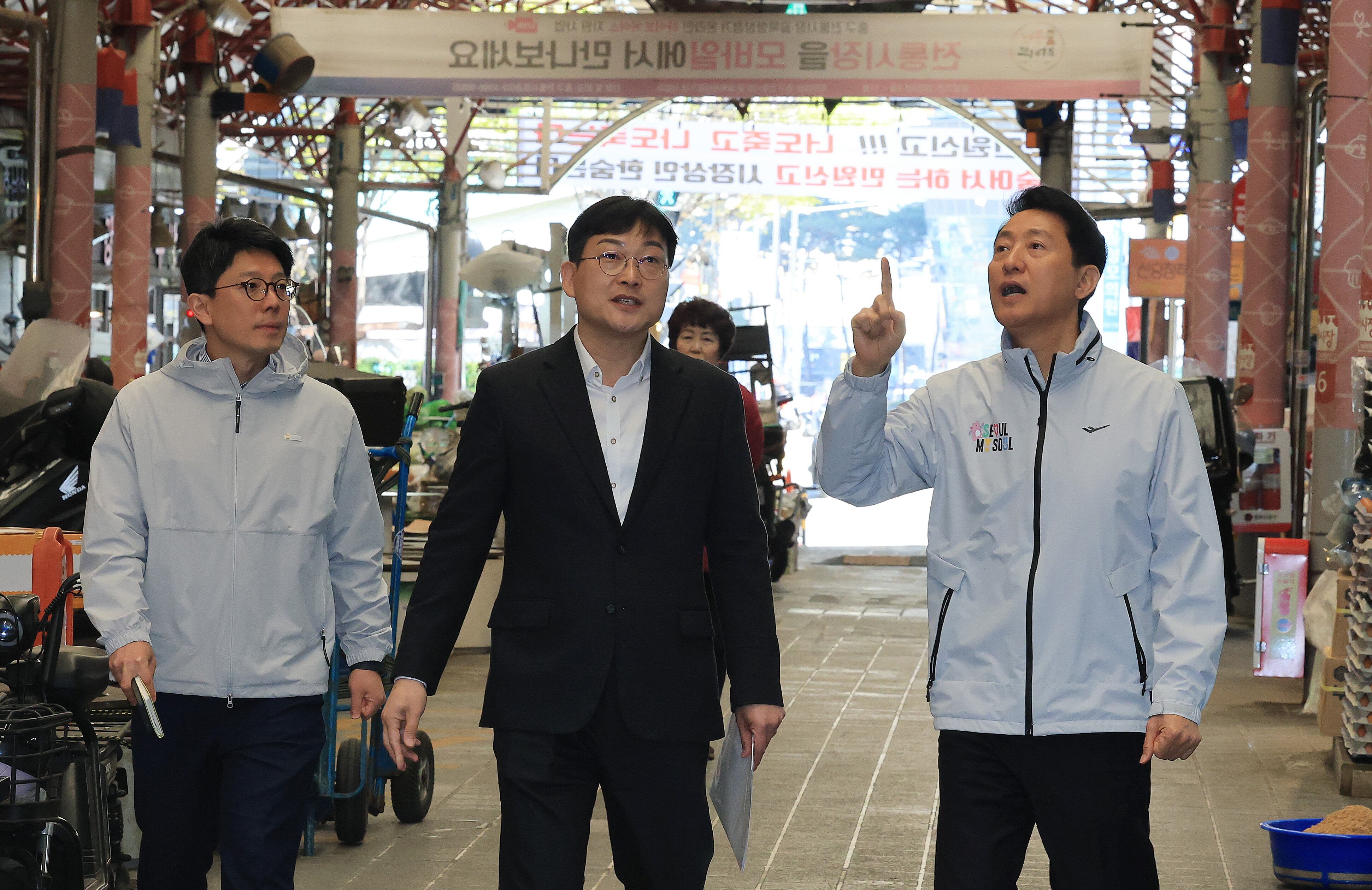 오세훈 서울시장이 8일 서울 중구 퇴계로 서울중앙시장에서 열린 신중앙시장 혁신사업 현장설명회에 참석하고 있다./뉴스1