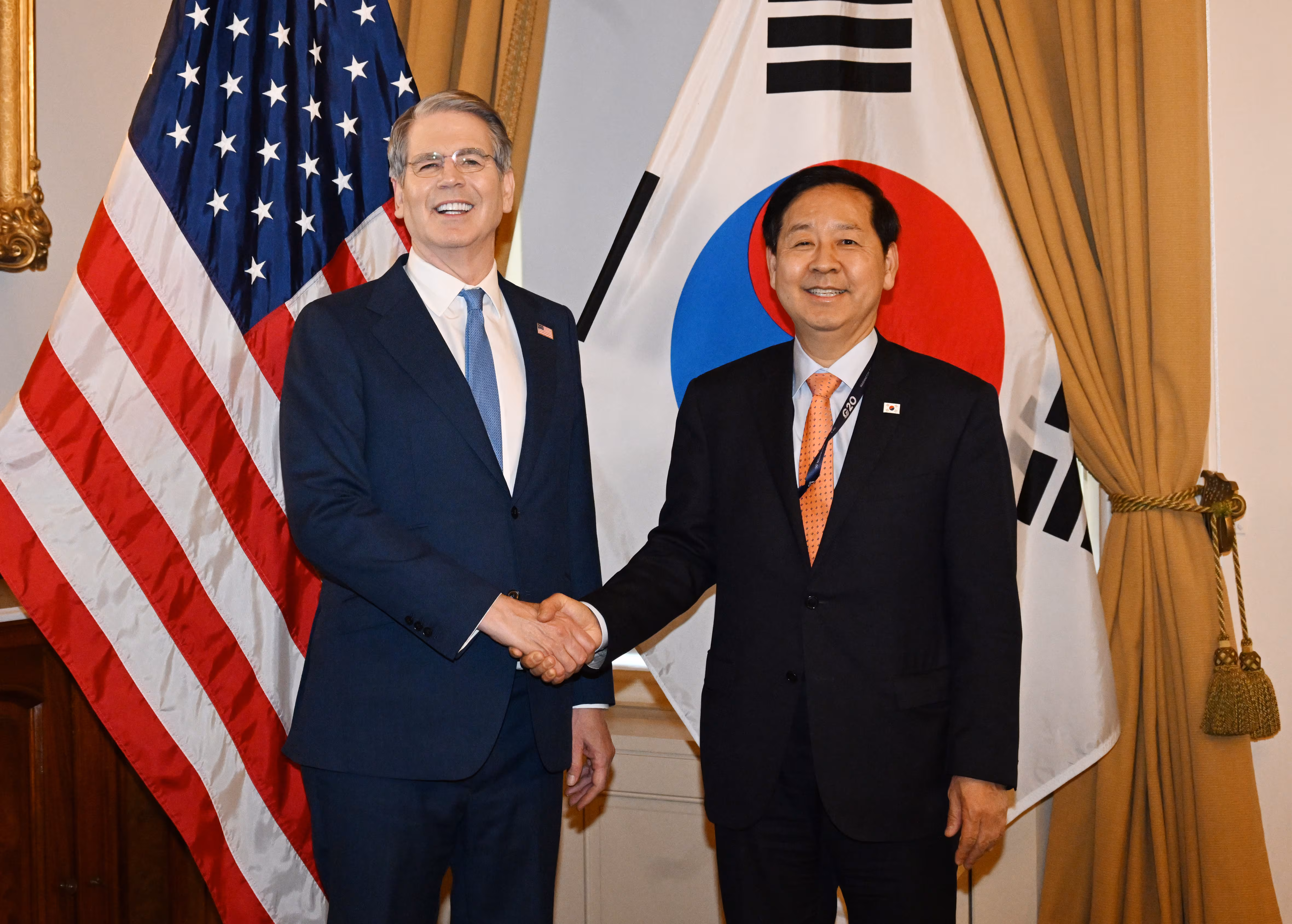 주요 20개국(G20) 재무장관회의 및 국제통화기금(IMF)·세계은행(WB) 춘계회의 참석차 미국 워싱턴D.C.를 방문 중인 구윤철 부총리 겸 재정경제부 장관이 17일(현지 시각) 미국 재무부에서 스콧 베선트 미국 재무장관과 면담에 앞서 악수를 나누고 있다./재정경제부