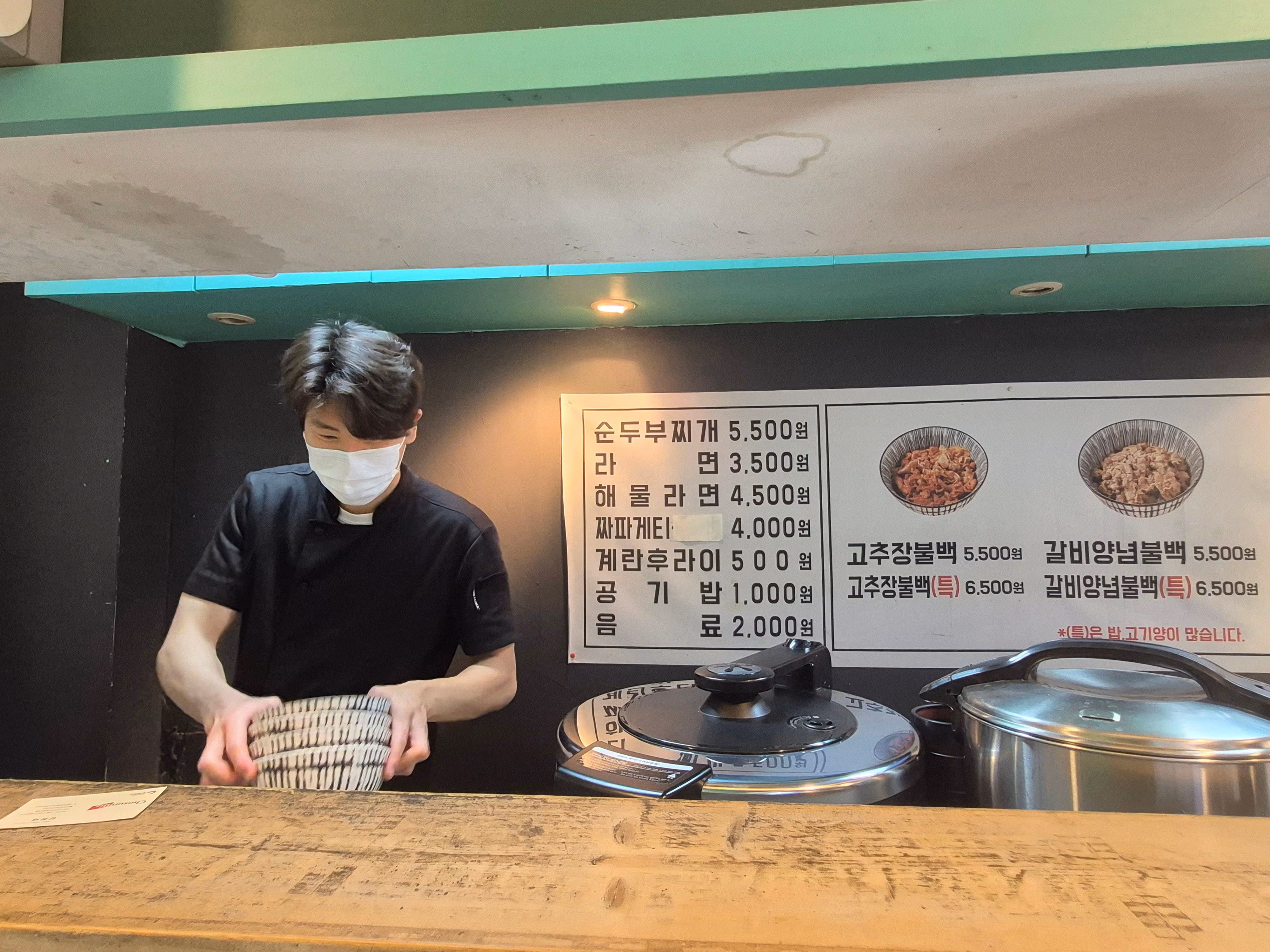 지난 2일 서울 종로구에 위치한 식당 사장이 설거지가 끝난 그릇들을 정리하고 있다./임희재 기자